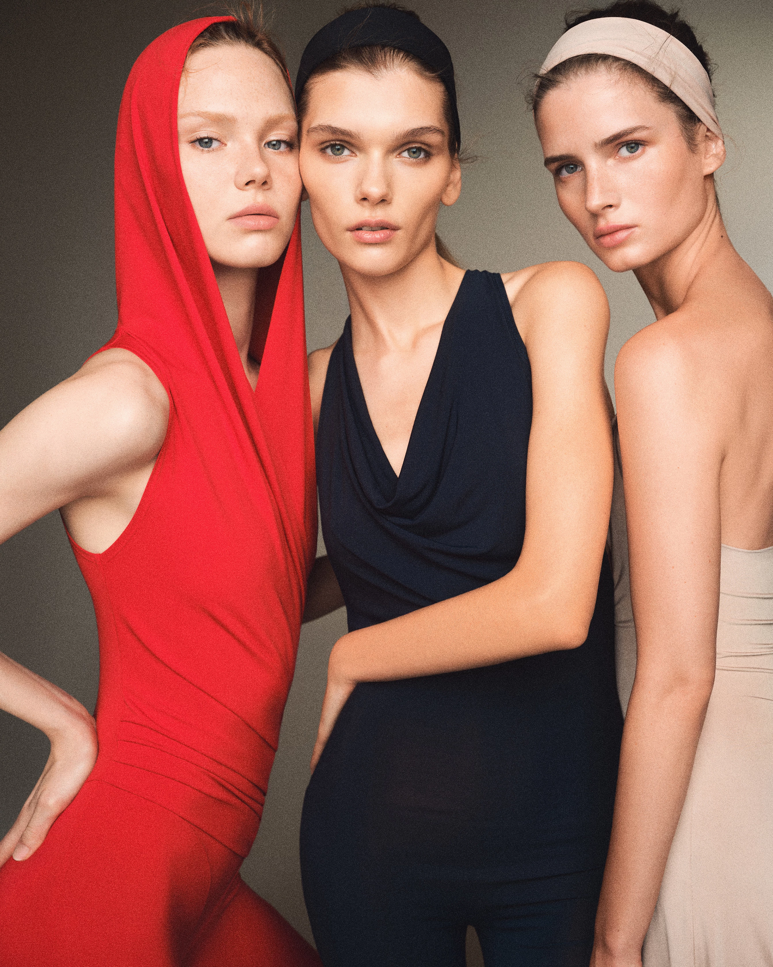 ВІКА РЕЗА (25), КАРОЛІНА РОССОШАНСЬКА (20) та  КРІСТІНА АБІБУЛАЄВА (29). Три сукні з вовни
та поліаміду, усе — Cili Nochi