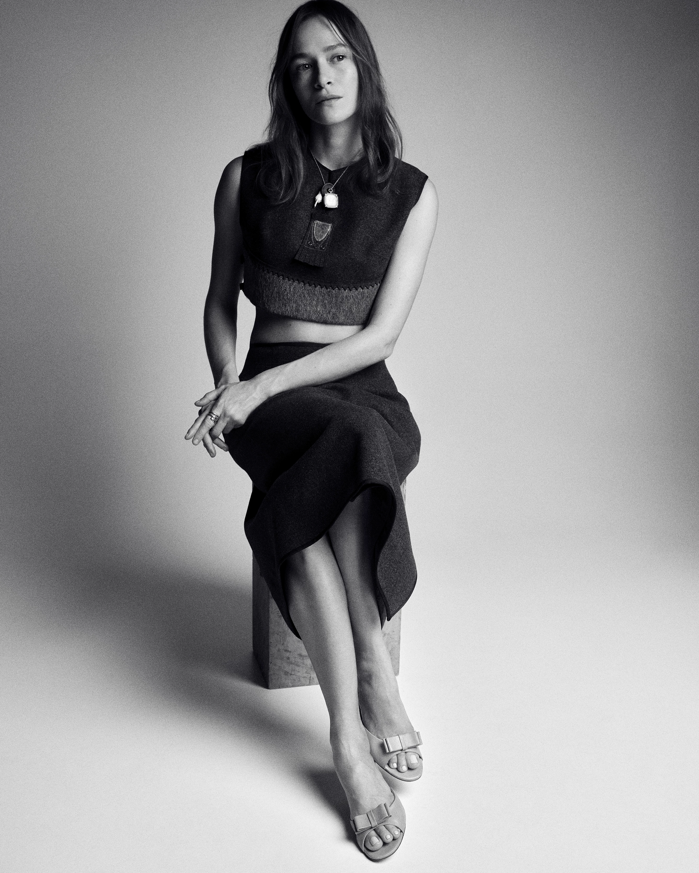 Креативна директорка, стилістка й модель НАДІЯ ШАПОВАЛ, 36. Вовняні топ і спідниця,
вінтаж (особистий архів Людмили Семикіної),  шкіряні мюлі, вінтаж (Distinctive Clo), каблучка, жовте золото, Bvlgari, два підвіски, усе — власність героїні