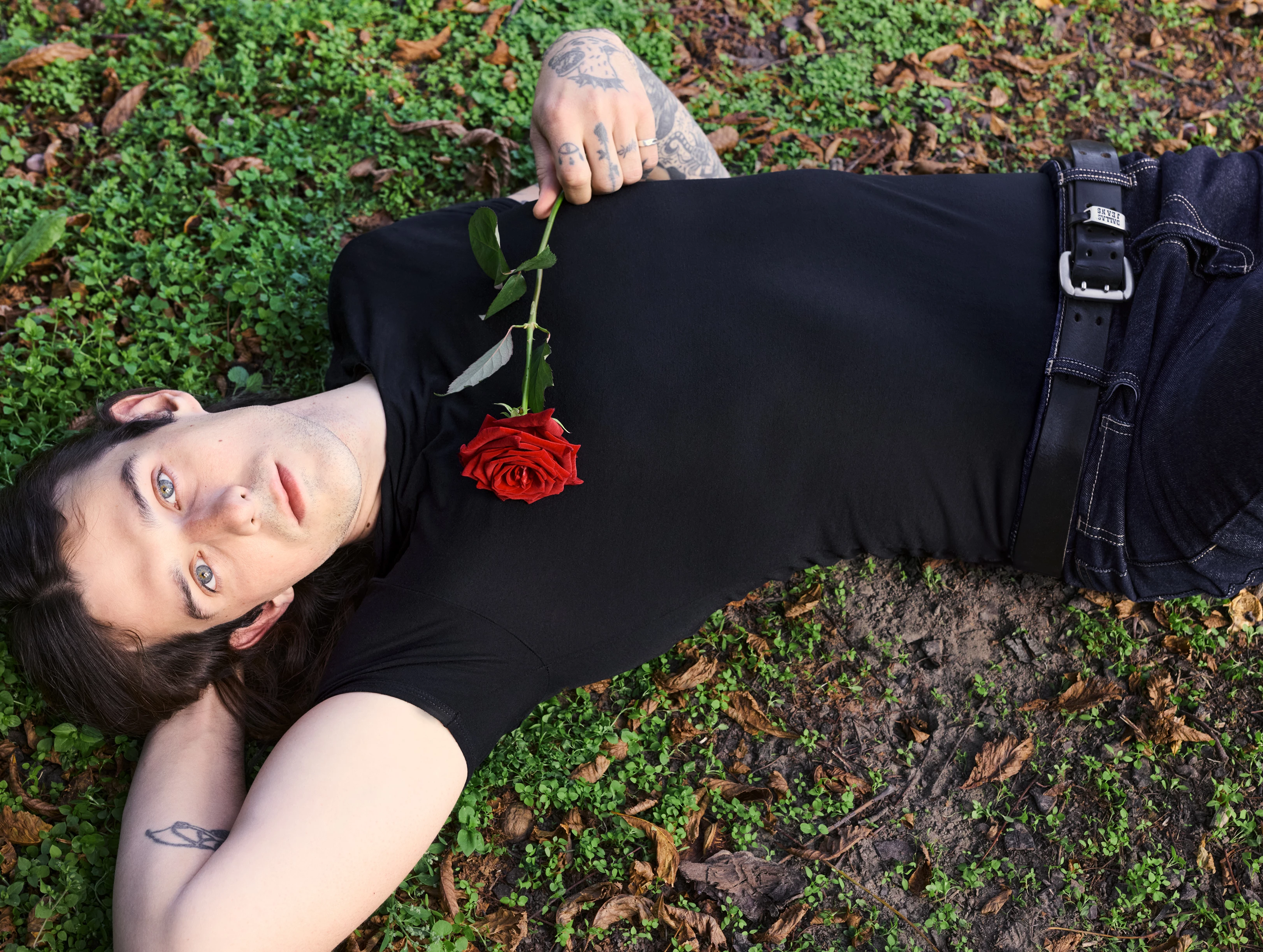 Модель та продюсер ОЛЕГ ПАЦЕЛЯ, 25. Джинси Basix (tsum.ua),  бавовняна футболка,
шкіряний ремінь, усе — власність стилістки