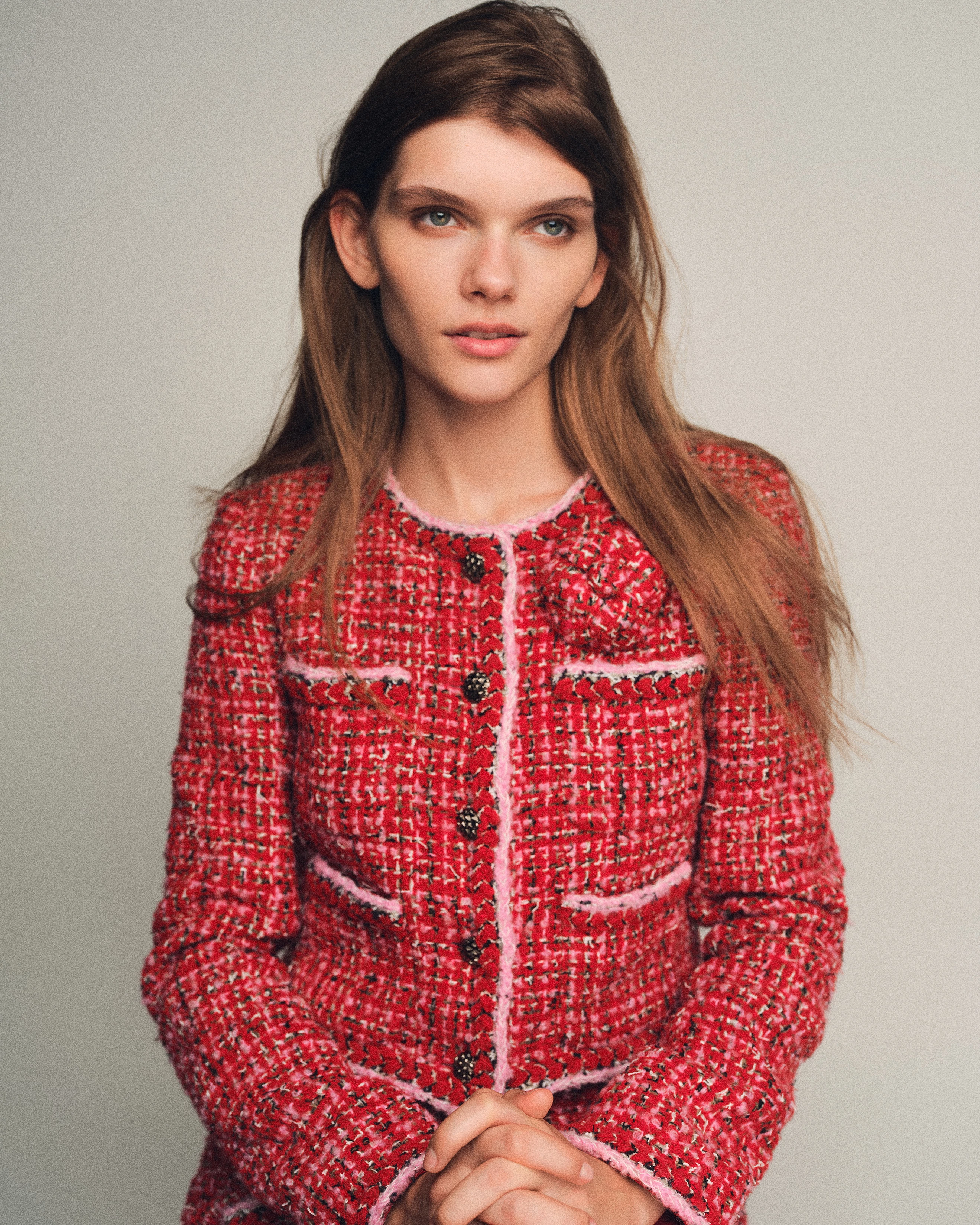 Модель КАРОЛІНА РОССОШАНСЬКА, 20. Твідовий жилет, спідниця та брошка, усе — Chanel