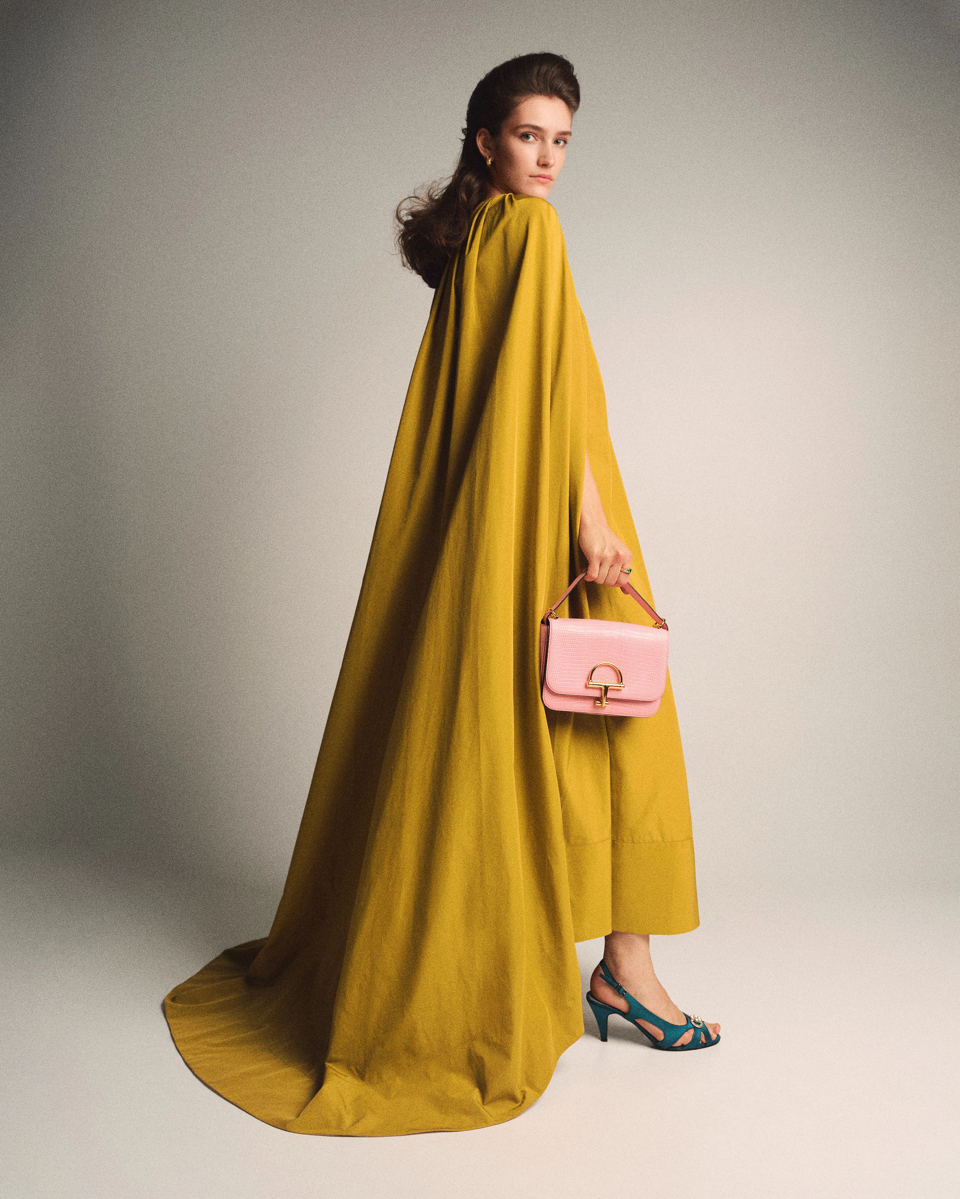 Модель КАТЕРИНА ФАСТОВЕЦЬ, 20.  Кейп із атласного шовку The Coat by Katya Silchenko, 
шкіряна сумка Gucci,  сережки Bevza, шкіряні босоніжки, вінтаж