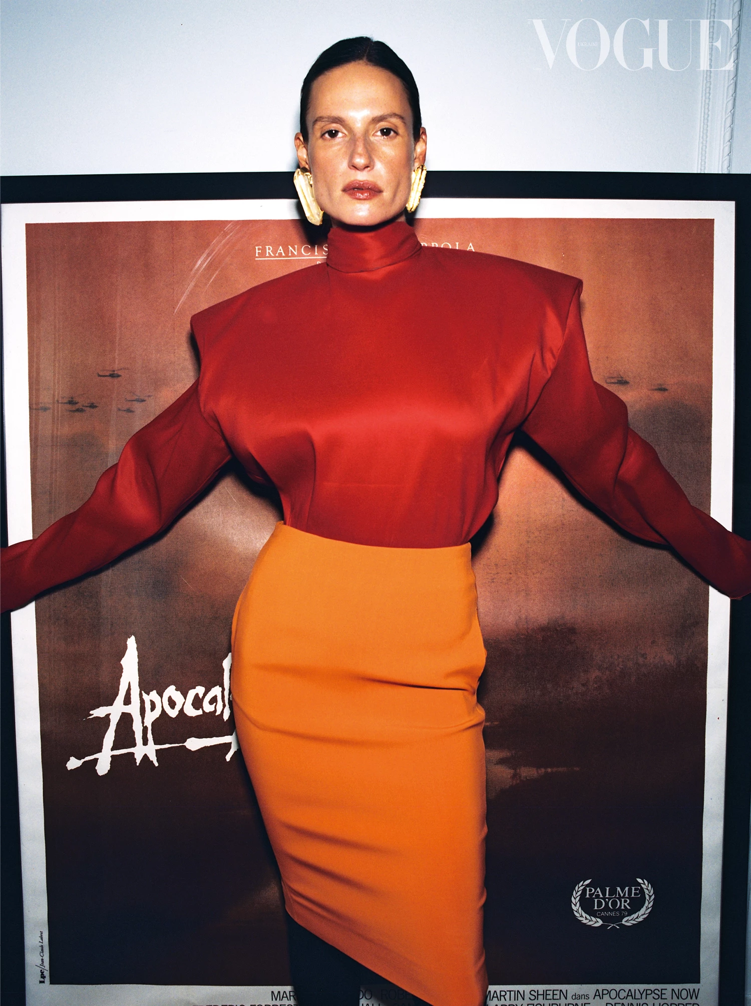 Блуза з шовку та поліаміду, спідниця з віскози та купро, сережки, латунь, кристали, усе – Saint Laurent by Anthony Vaccarello, каблучка, латунь, опал, кристали, Balenciaga, каблучка, жовте золото, білі діаманти, Bvlgari