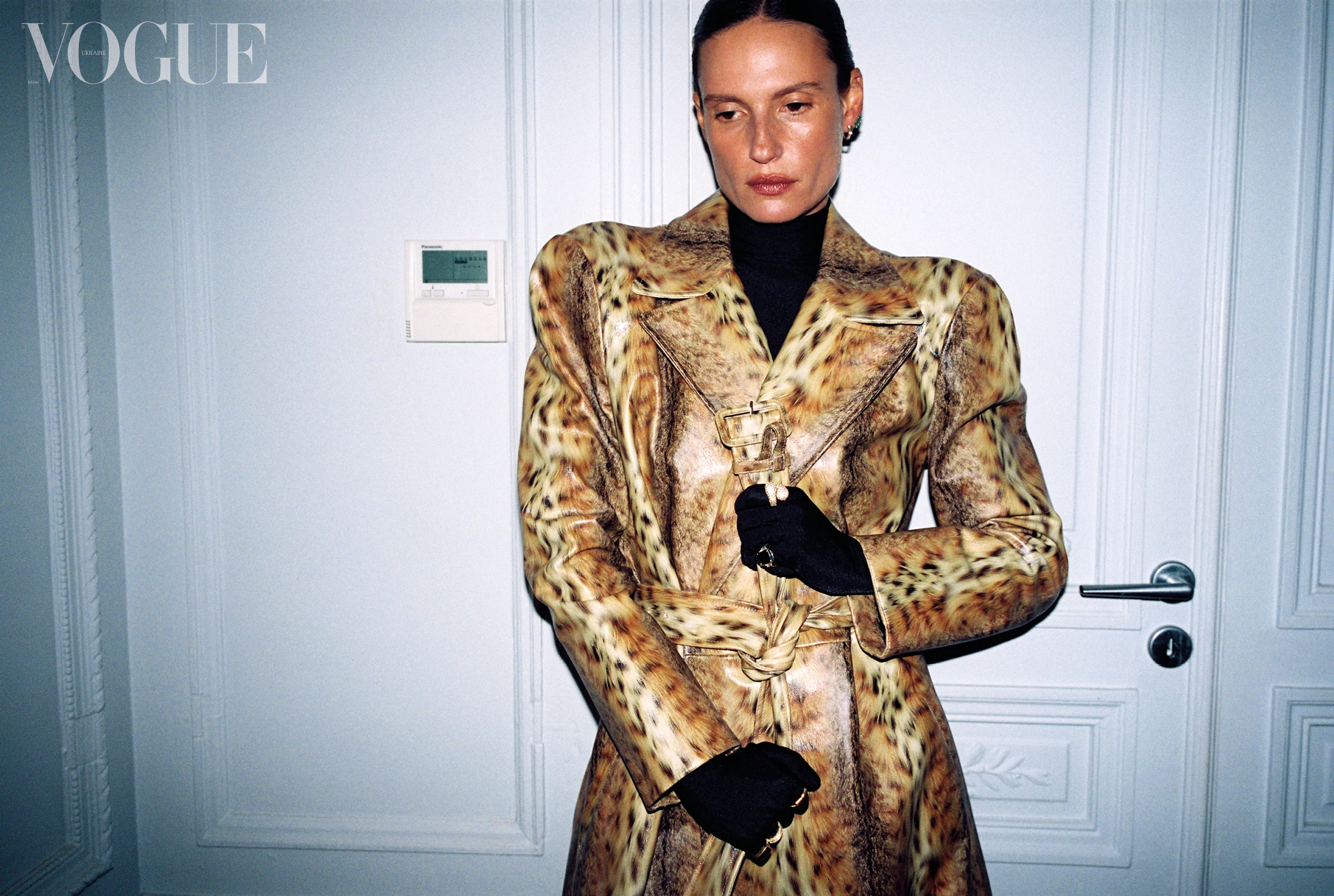 Шкіряний плащ, комбінезон із поліаміду й еластану, каблучка, латунь, опал, кристали, усе – Balenciaga, каблучка, жовте золото, білі діаманти, Bvlgari, каблучка, латунь, кристали, вінтаж