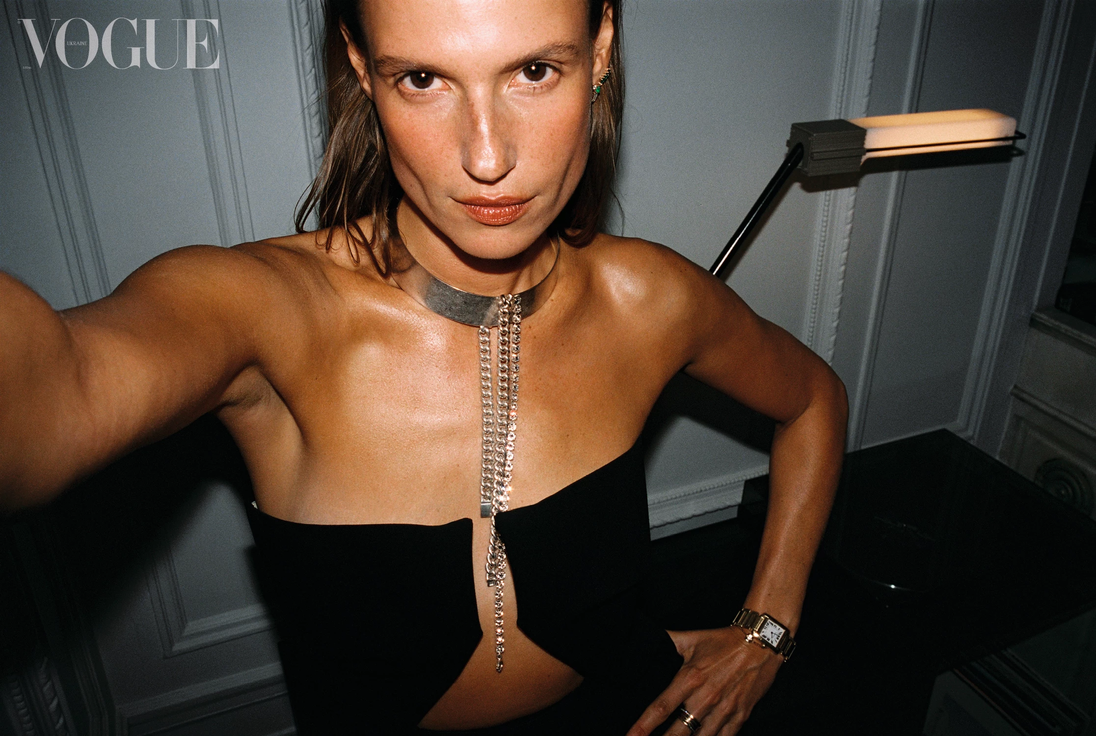 Сукня з вовни та нейлону, Rick Owens, шкіряні туфлі, Versace, чокер, латунь, покрита сріблом, Maison Margiela, годинник, жовте золото, Cartier