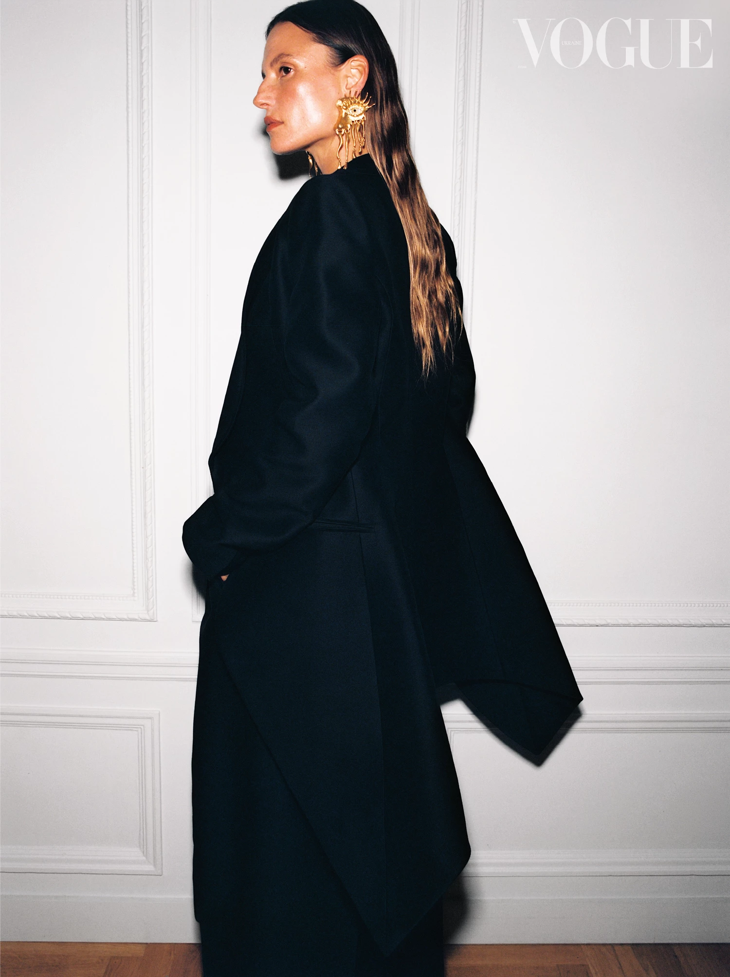 Блейзер і штани з вовни та шовку, усе – Loewe, сережки, латунь, кристали, Schiaparelli