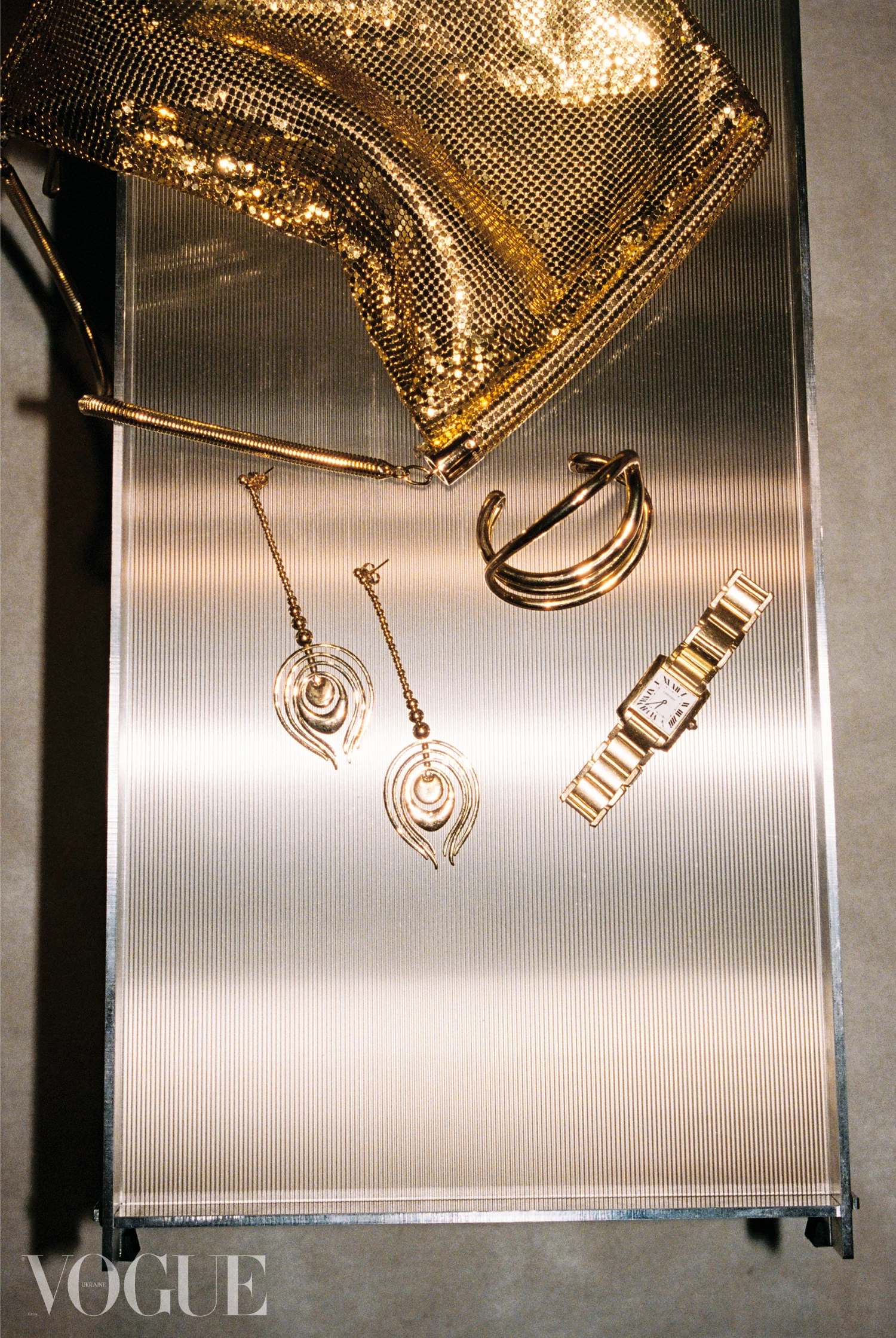 Сумка з латуні, Rabanne, браслет-каф, латунь, позолота, Charlotte Chesnais, годинник, жовте золото, Cartier, сережки, латунь, Zimmermann