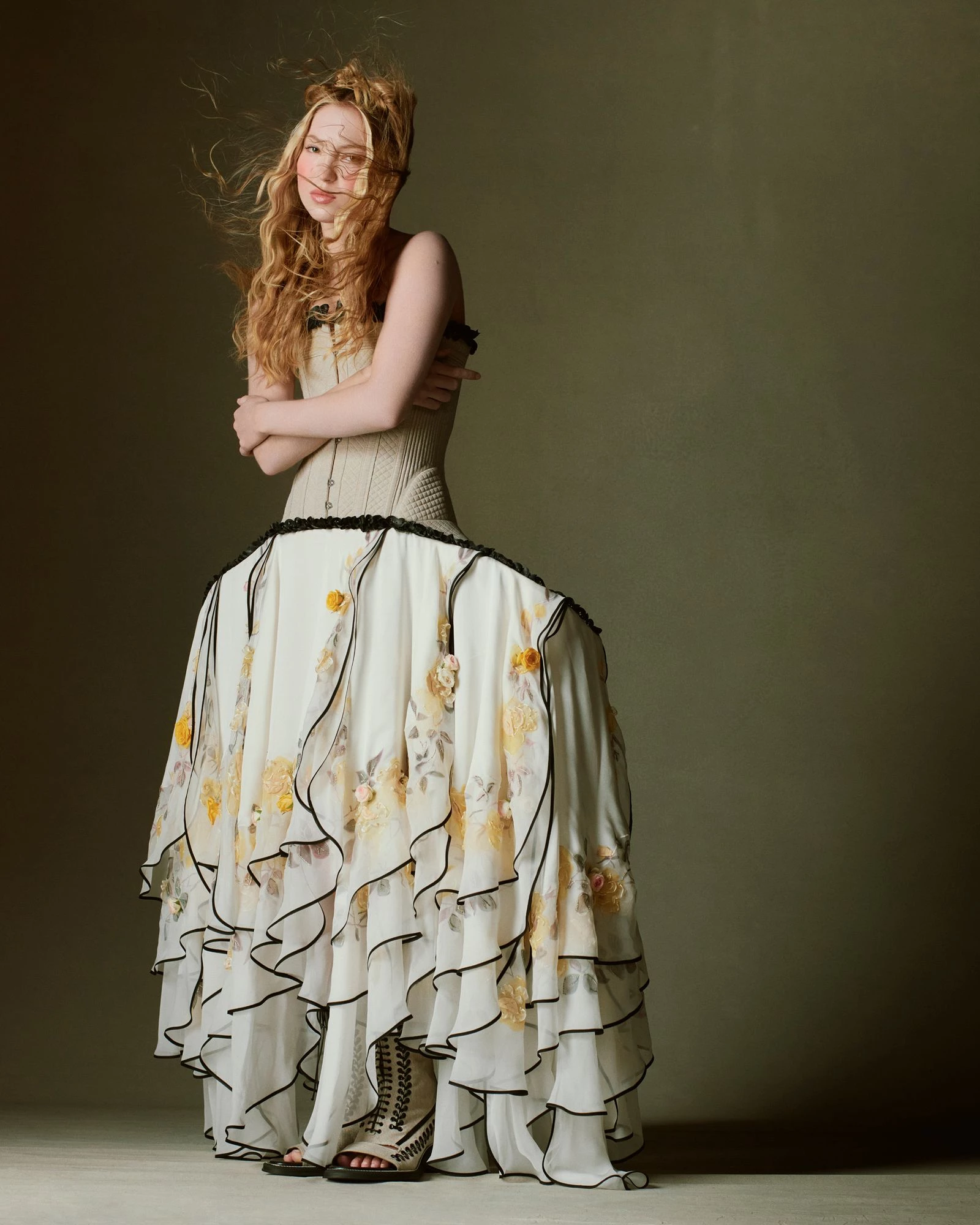 Модель Ліла Мосс у сукні Louis Vuitton від Ніколя Жеск’єра, створеній за мотивами придворних суконь XVIII століття