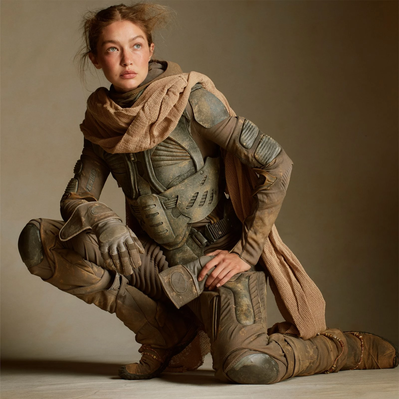 Модель Джіджі Гадід приміряє костюм, створений Жаклін Вест для героїні, яку зіграла Зендея у фільмах Дені Вільньова