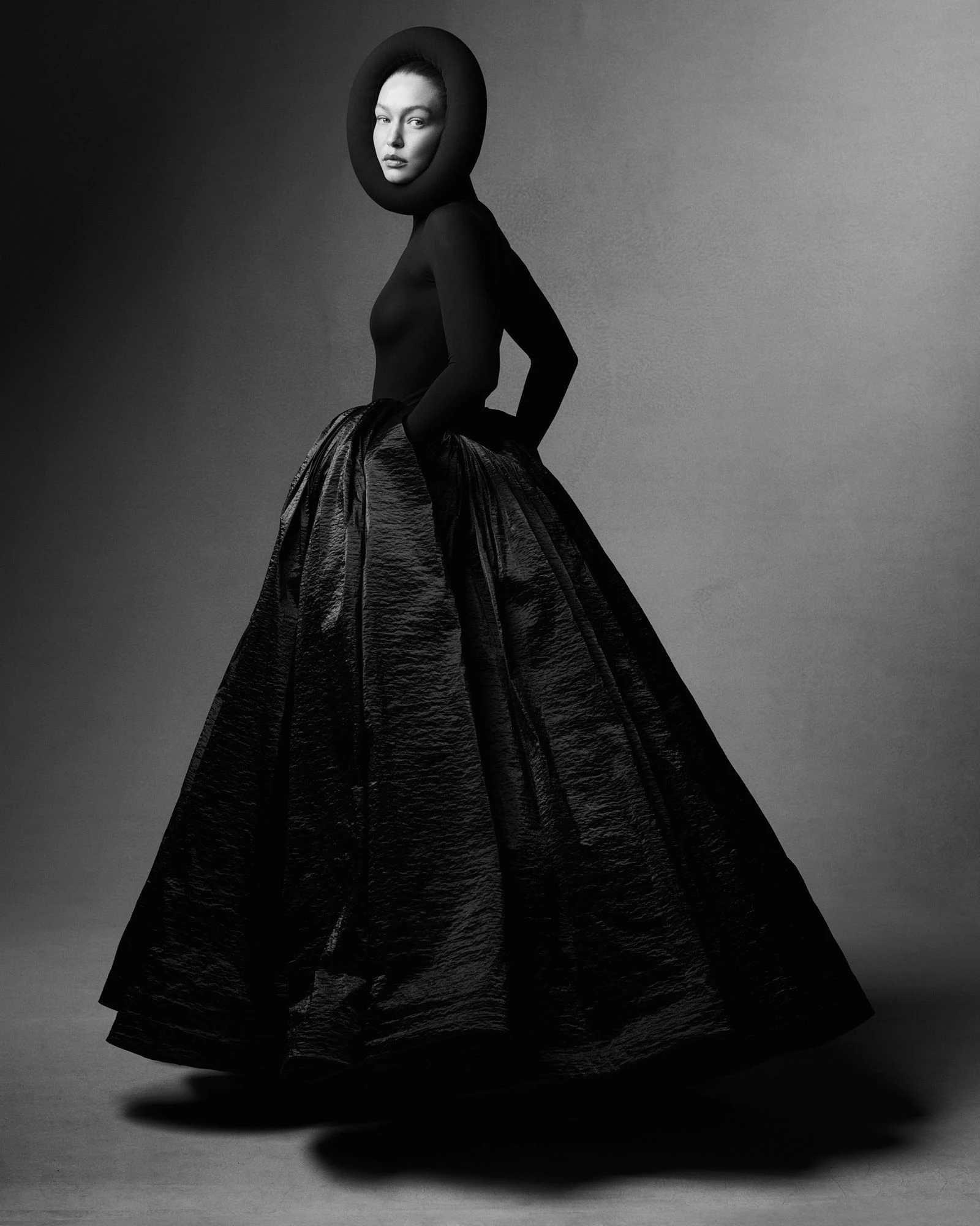 Витончений топ і спідниця Alaïa відсилають до довгих темних шат могутнього ордену Бене Ґессерит зі всесвіту 