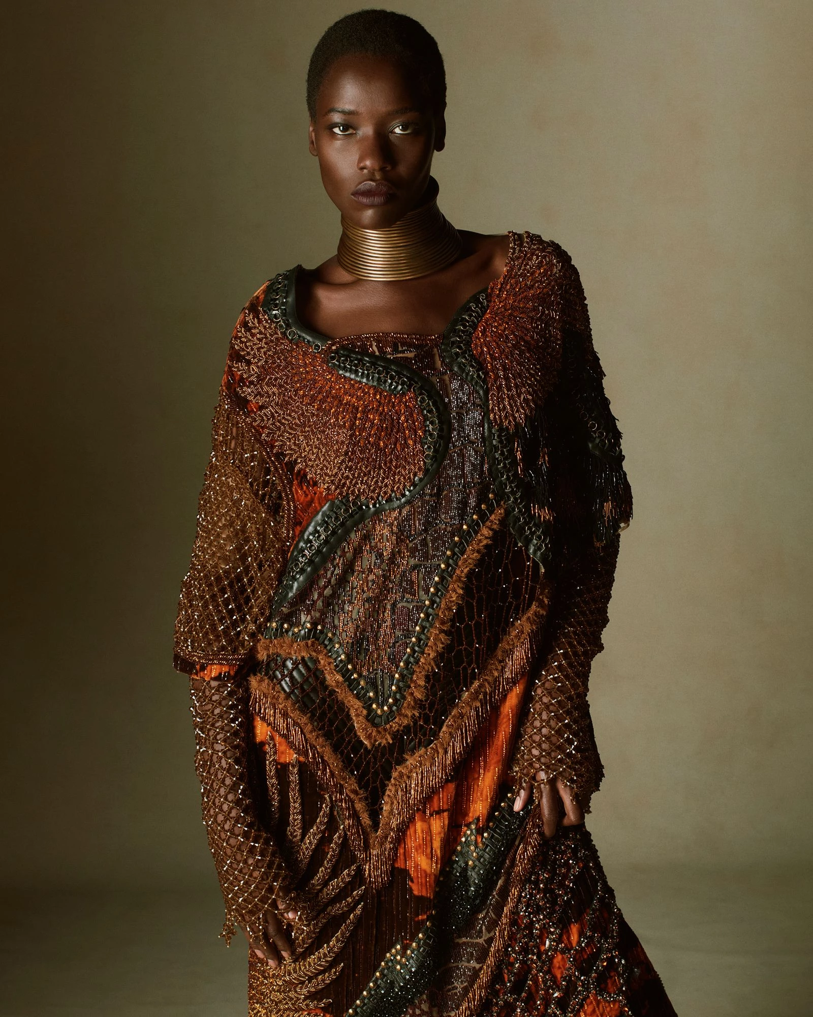 Модель Авар Одьянг в образі Balmain, створеному як інтерпретація дизайнів Рут Картер для фільму "Чорна Пантера" від Marvel Studios