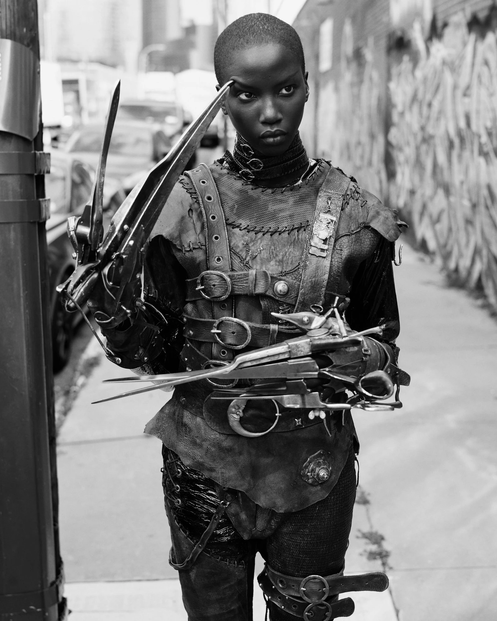 Модель Анок Яй у неймовірно складному й ефектному костюмі, створеному Коллін Етвуд для темної романтичної фантазії Тіма Бертона