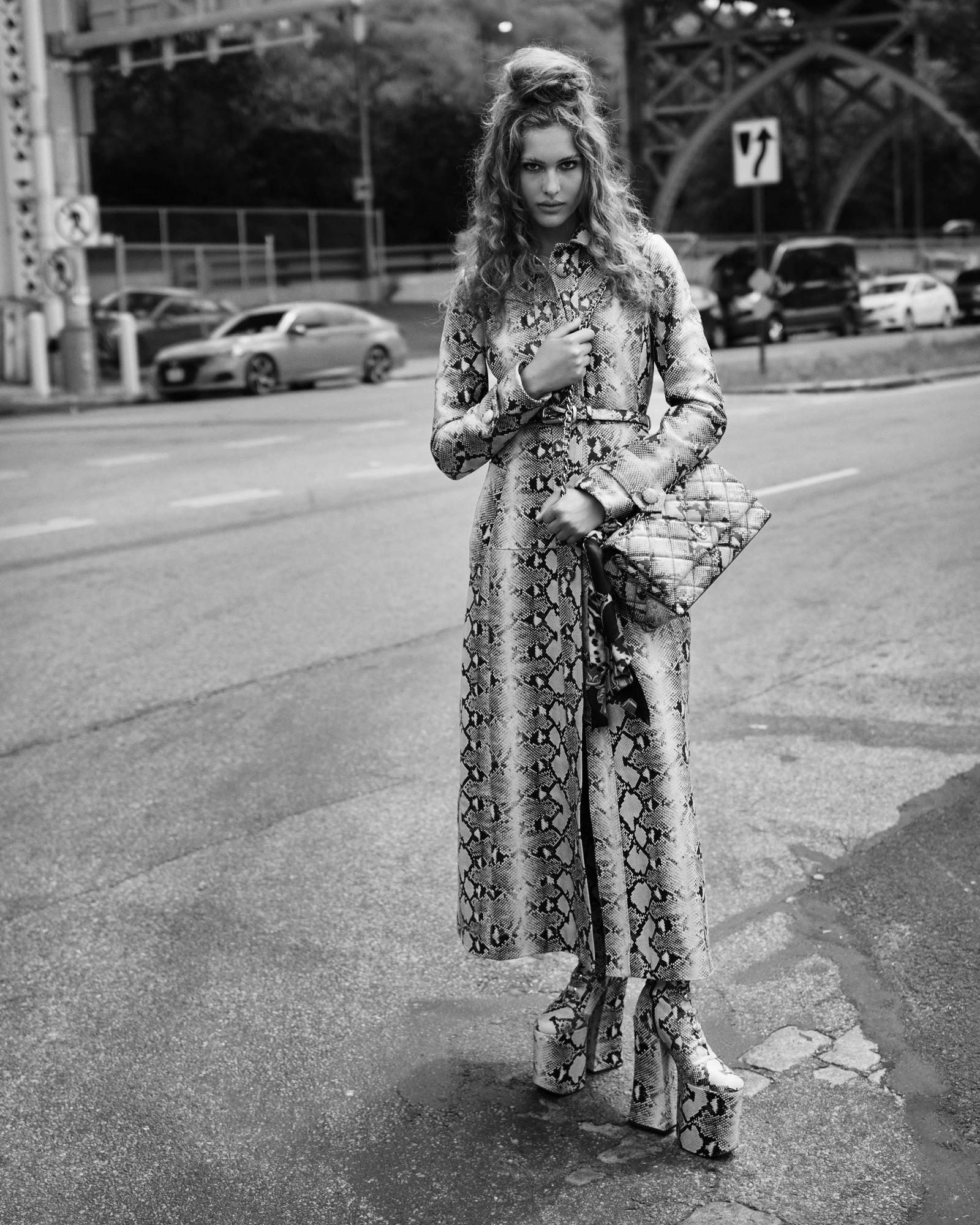 Пальто, сумка та туфлі на платформі від Marc Jacobs відтворюють костюм Аріанн Філліпс, створений для Марго Роббі у ролі Шерон Тейт, з максимальною точністю та повагою до оригіналу