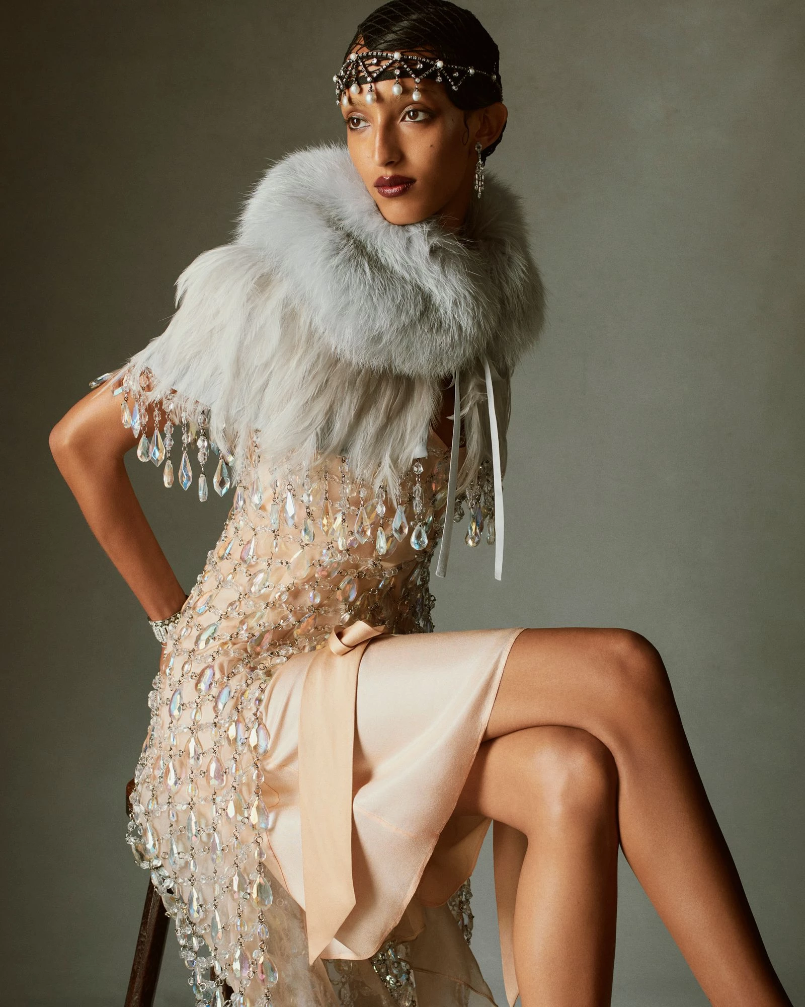 Модель Мона Тугаард у ролі мрійливої Дейзі Б’юкенен у сукні Prada, переосмисленій Міуччею Прадою та Кетрін Мартін для фільму База Лурмана