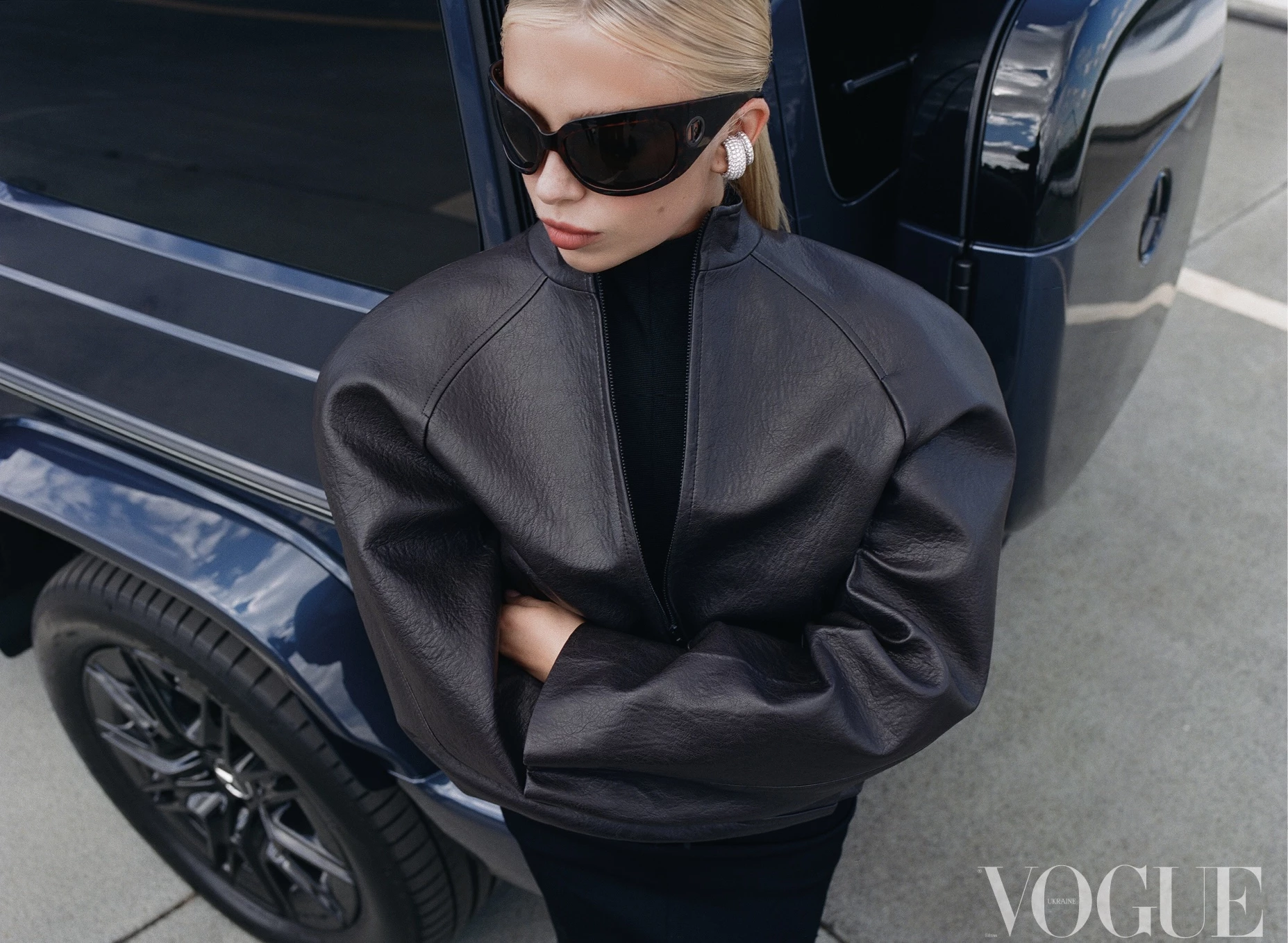 Бомбер Hladysh, cпідниця KULAKOVSKY, кафи Nomis, туфлі Saint Laurent (kameron.ua), окуляри Exte