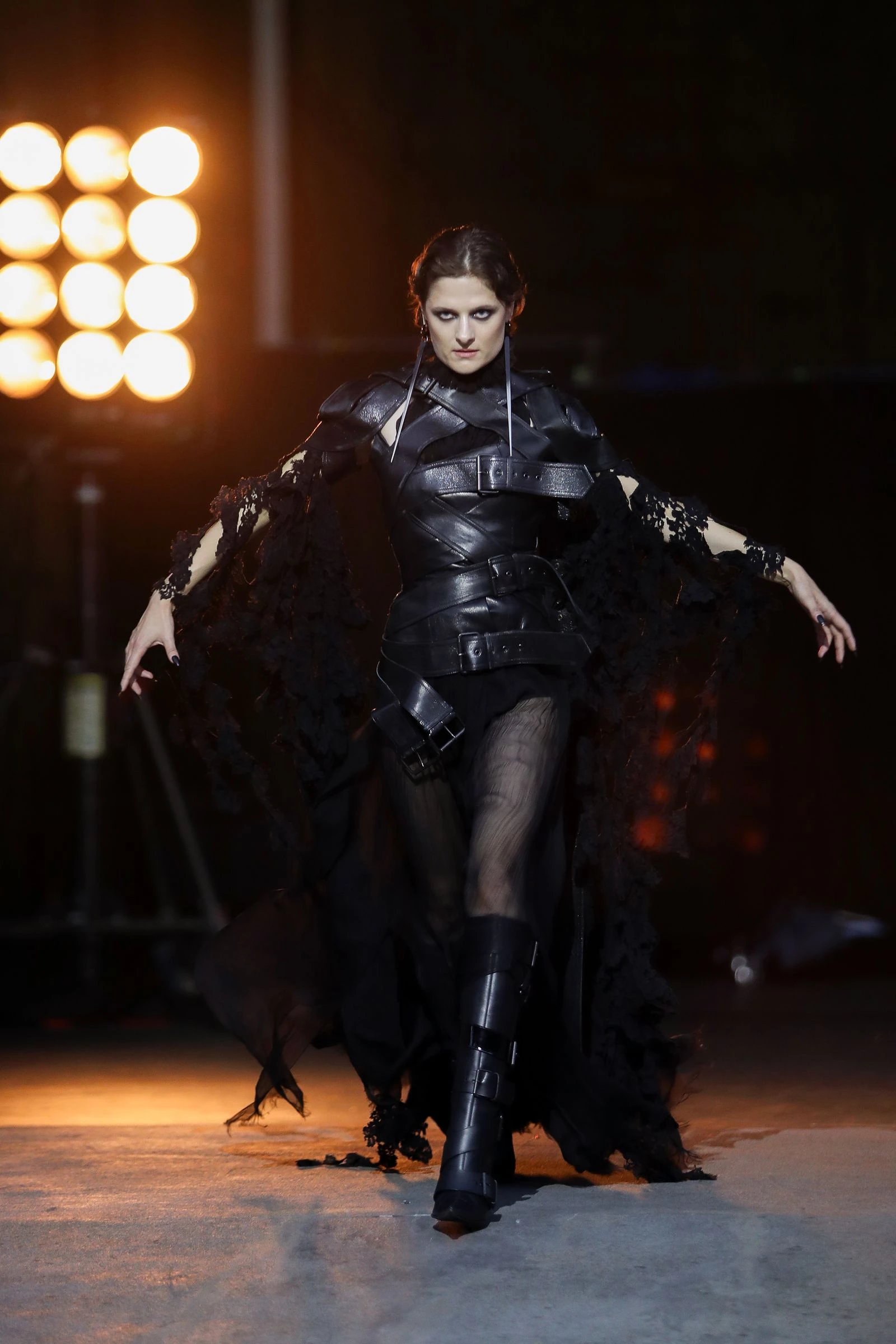 Луїза Джейкобсон у ролі Едвард Руки-ножиці на подіумі Vogue World: Hollywood