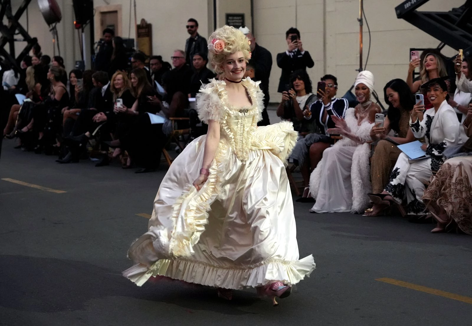 Джулія Гарнер у ролі Марії-Антуанетти на подіумі Vogue World: Hollywood