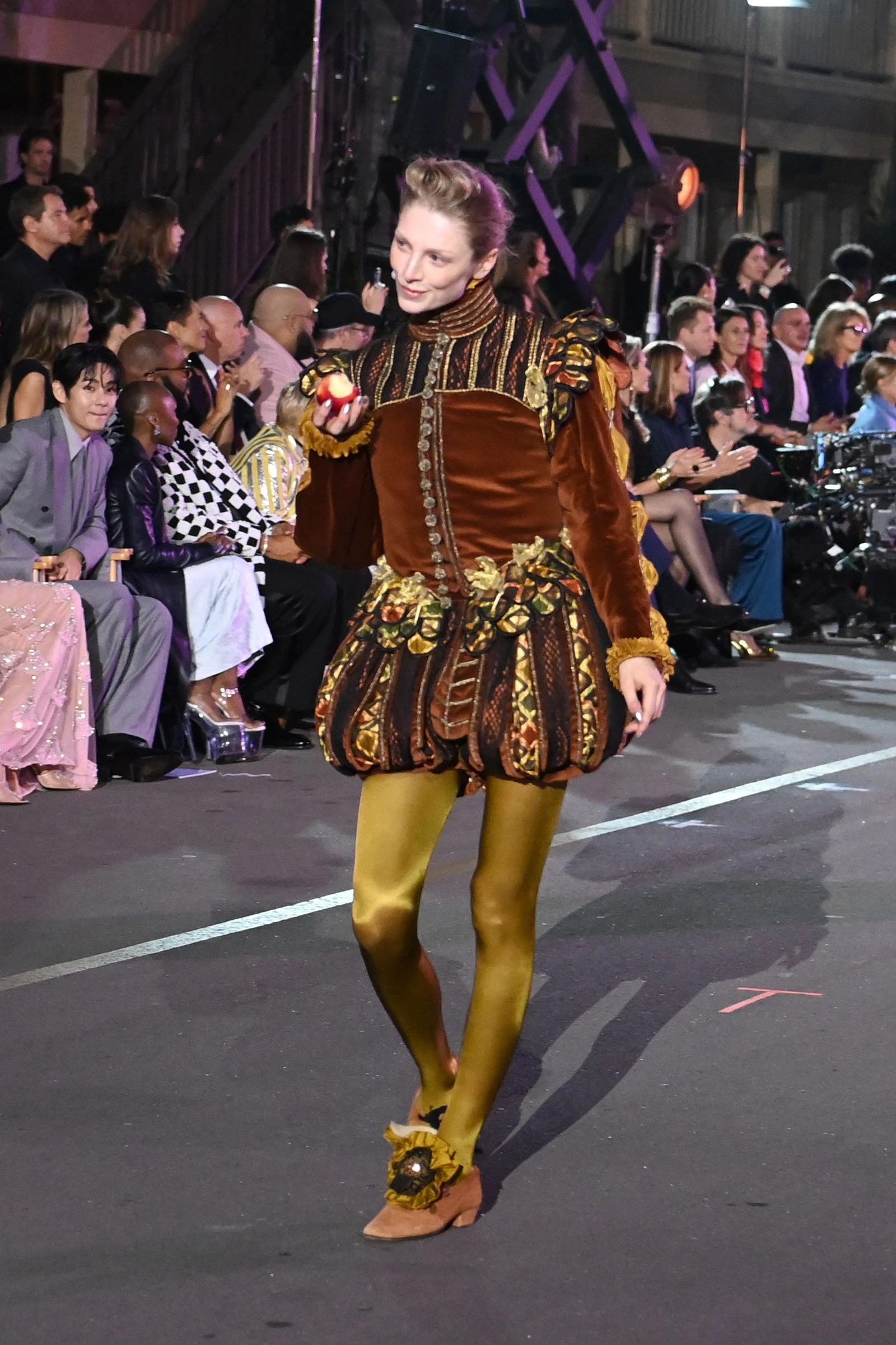 Гантер Шафер в образі Орландо на подіумі Vogue World: Hollywood