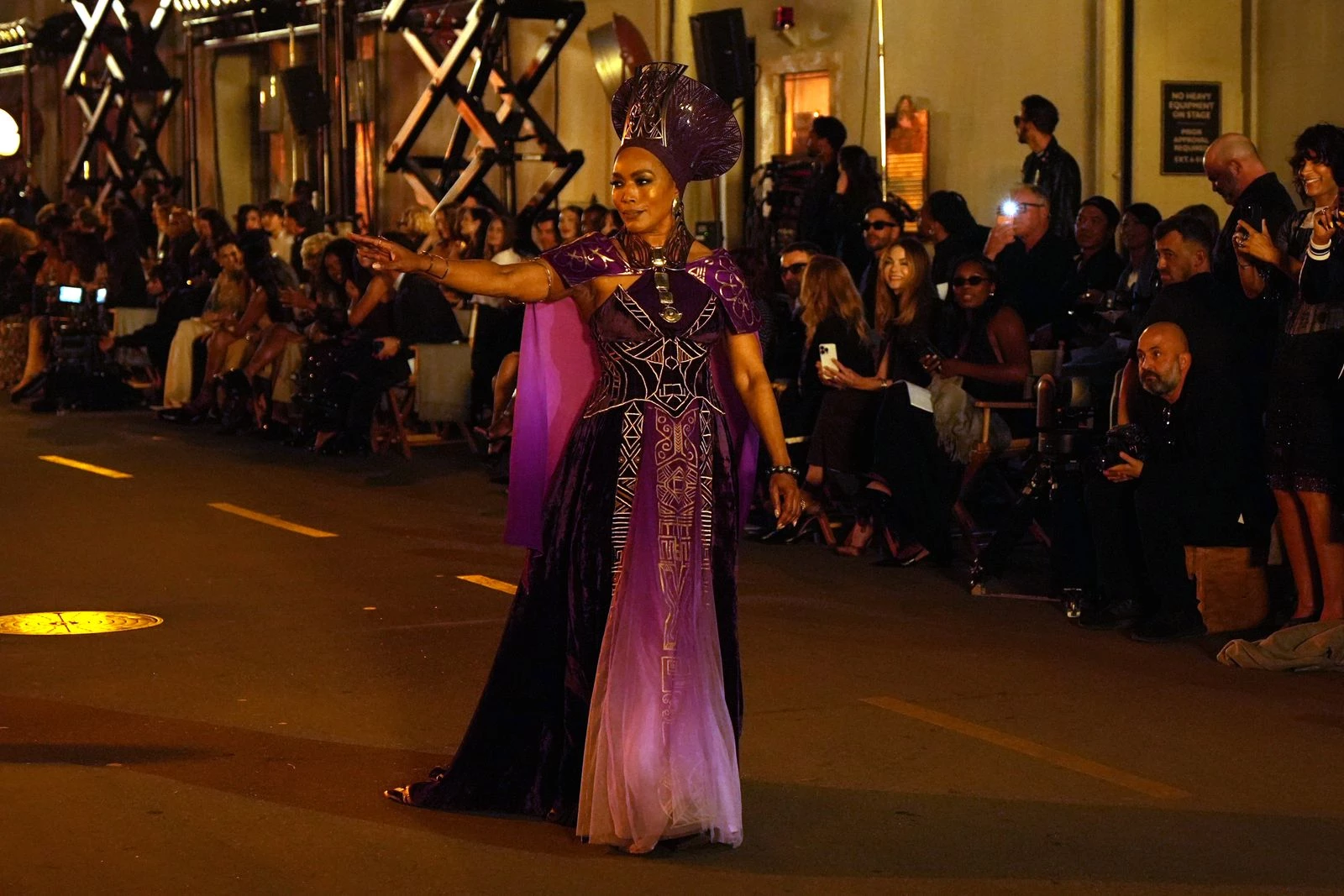 Анджела Бассетт у образі королеви Рамонди з фільму 