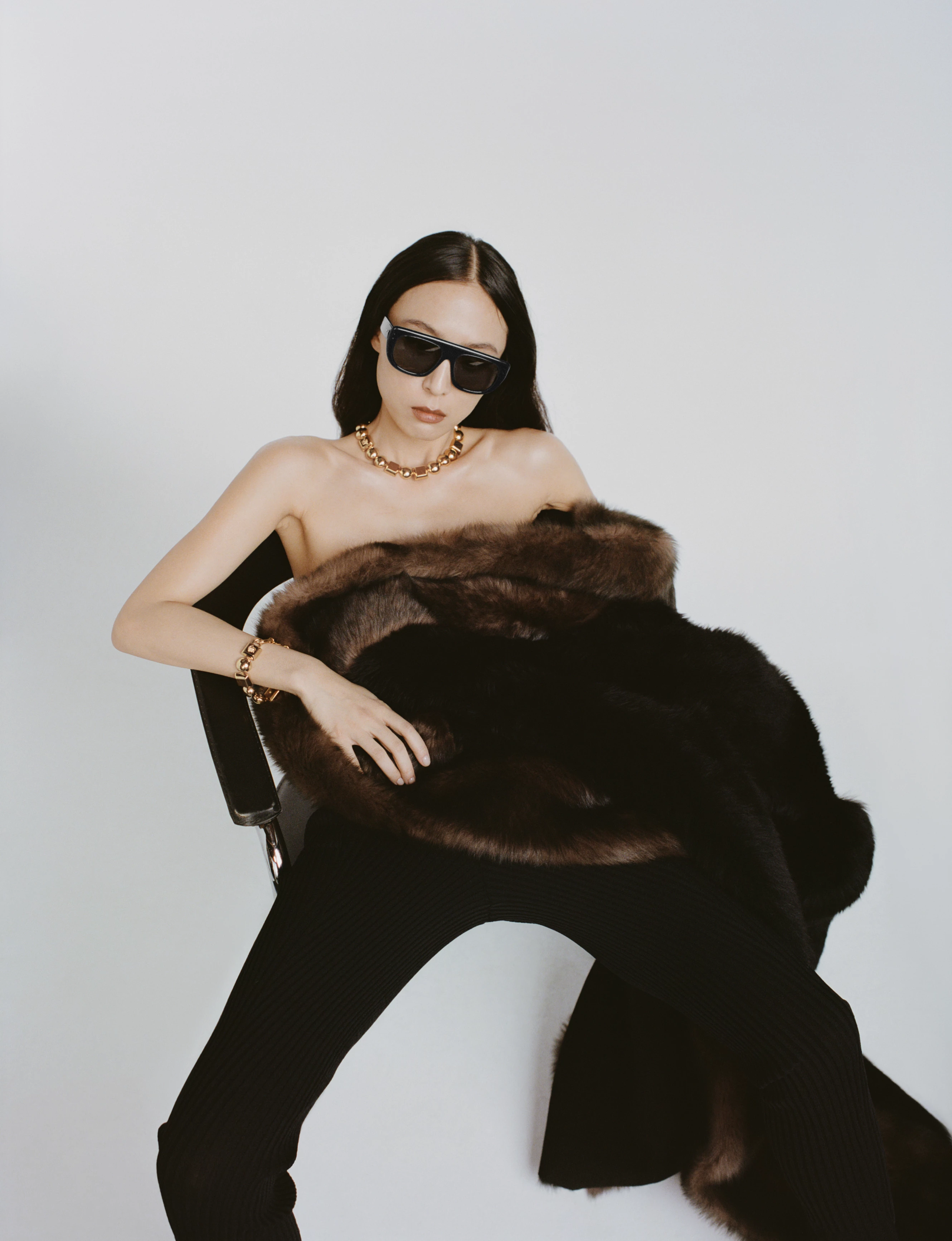 Штани Issey Miyake, пальто Altazurra, взуття Prada, прикраси Versace Штани Issey Miyake, пальто Altazurra, взуття Prada, прикраси Versace