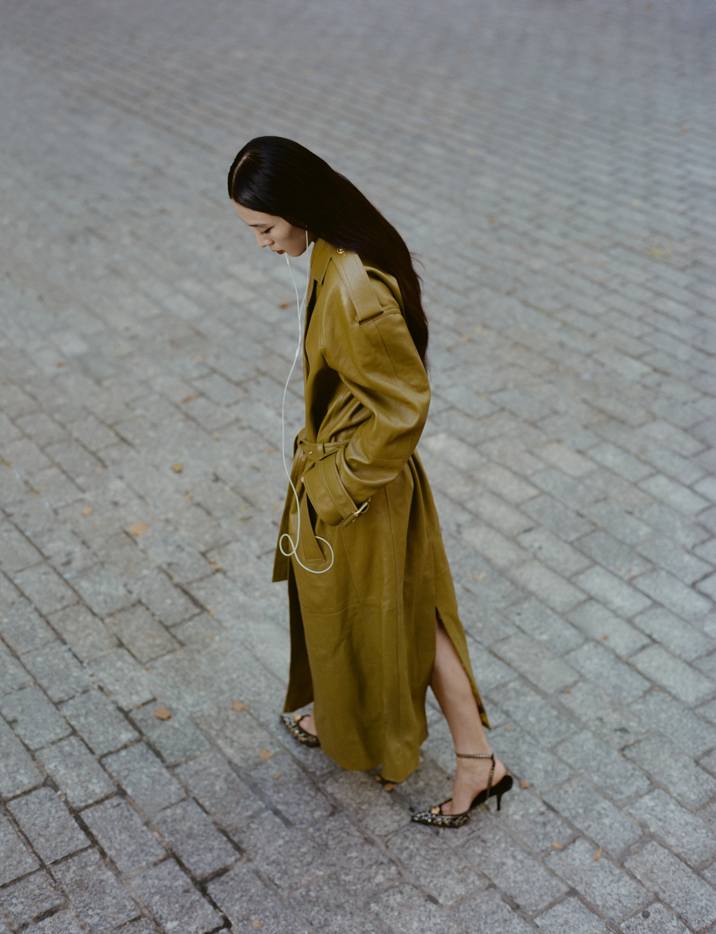 Пальто та взуття Versace, сережки Le Grand Strip Пальто та взуття Versace, сережки Le Grand Strip