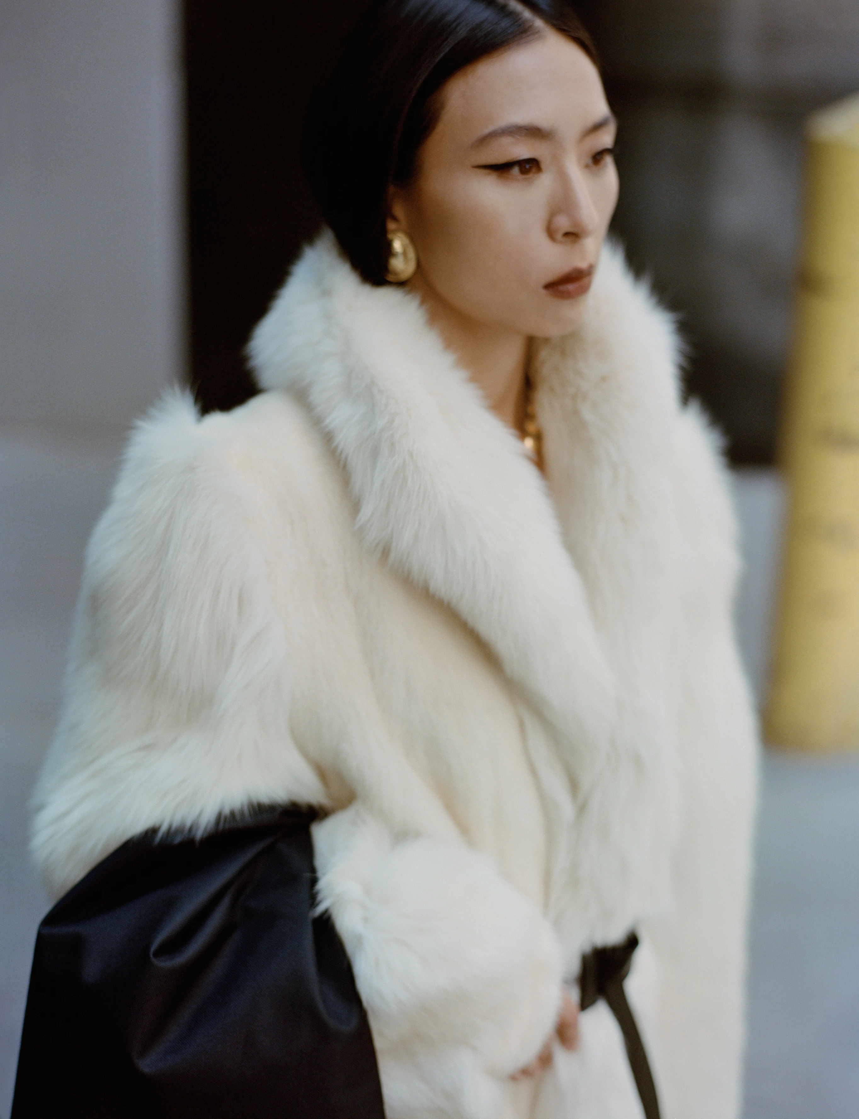 Штани Issey Miyake, пояс Amazon, взуття Prada, прикраса на шию Versace, сережки Le Grand Strip Штани Issey Miyake, пояс Amazon, взуття Prada, прикраса на шию Versace, сережки Le Grand Strip