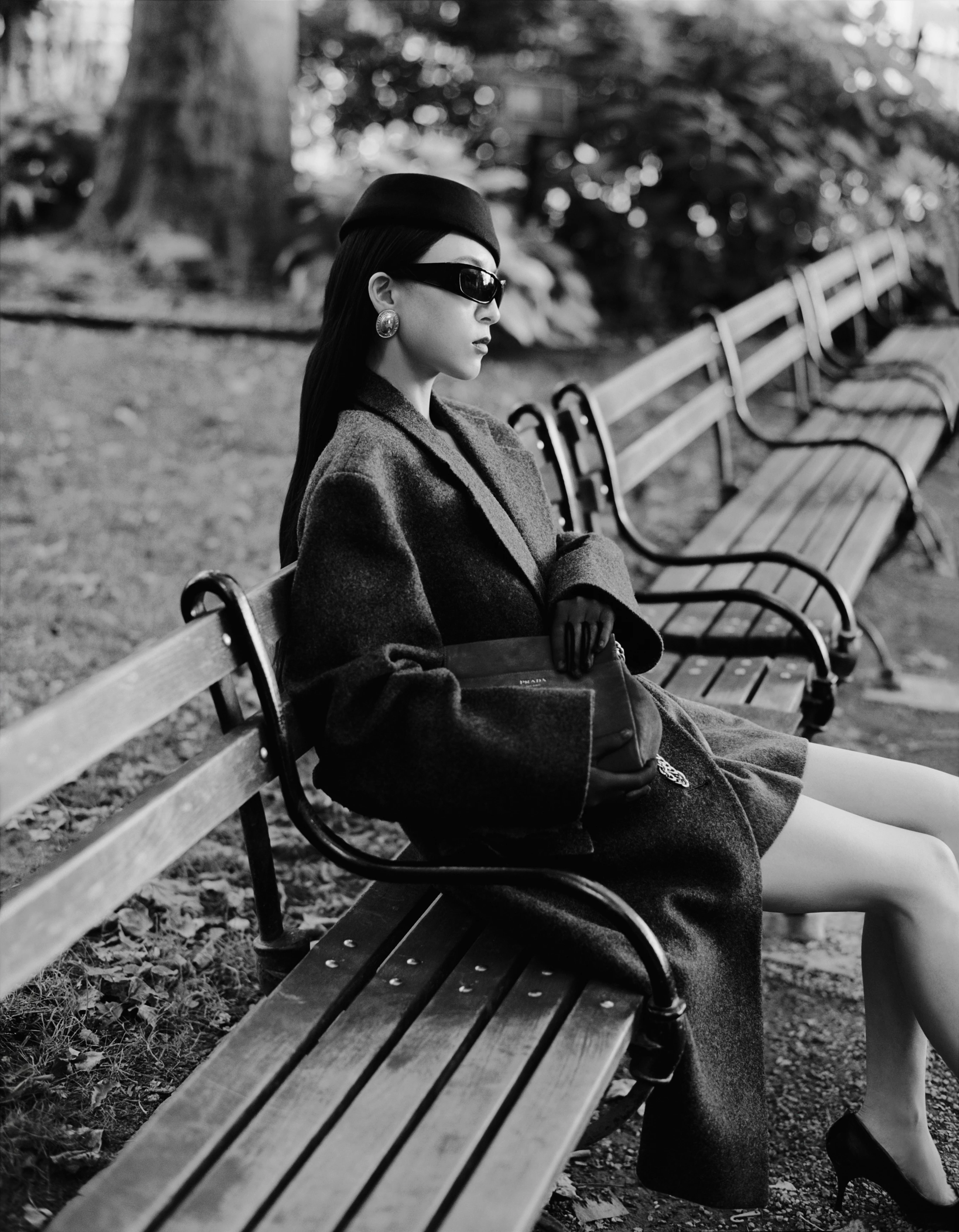 Пальто, спідниця, взуття та сумка — Prada, рукавички Norma Kamali, сережки Le Grand Strip, окуляри та капелюх — Amazon Пальто, спідниця, взуття та сумка — Prada, рукавички Norma Kamali, сережки Le Grand Strip, окуляри та капелюх — Amazon