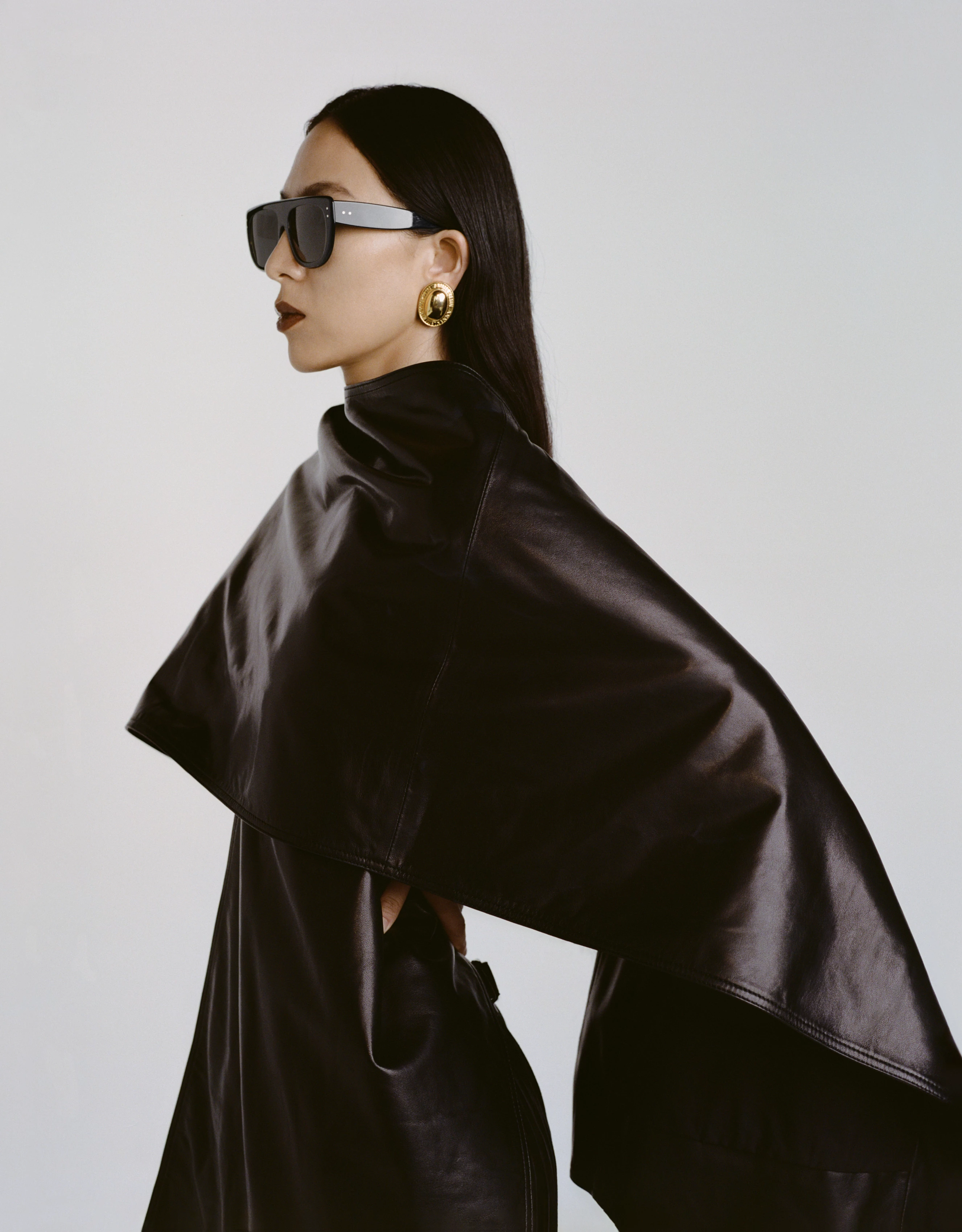 ТопMarc Jacobs, шарф Nour Hammour, спідниця Alaia, сережки Le Grand Strip та браслет Agmes ТопMarc Jacobs, шарф Nour Hammour, спідниця Alaia, сережки Le Grand Strip та браслет Agmes