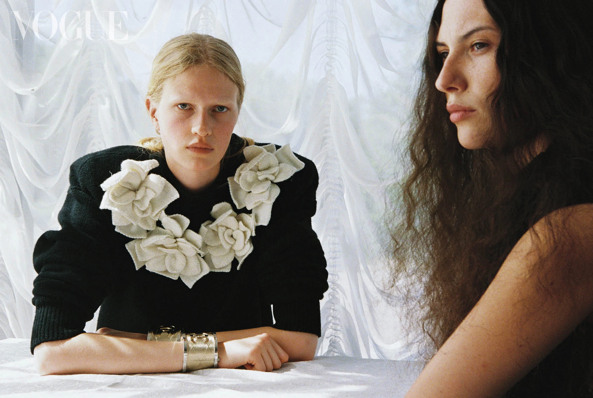 На Марині: вовняний светр, два браслети, латунь, усе – Сhanel. 
На Стефанії: сукня з віскози та поліестеру, Poustovit.