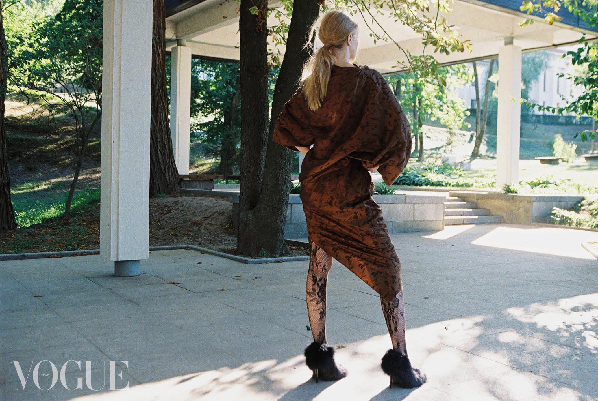 Сукня з атласного шовку, Vautrait. Туфлі зі шкіри та штучного хутра, Kachorovska. Колготки, власність стилістки