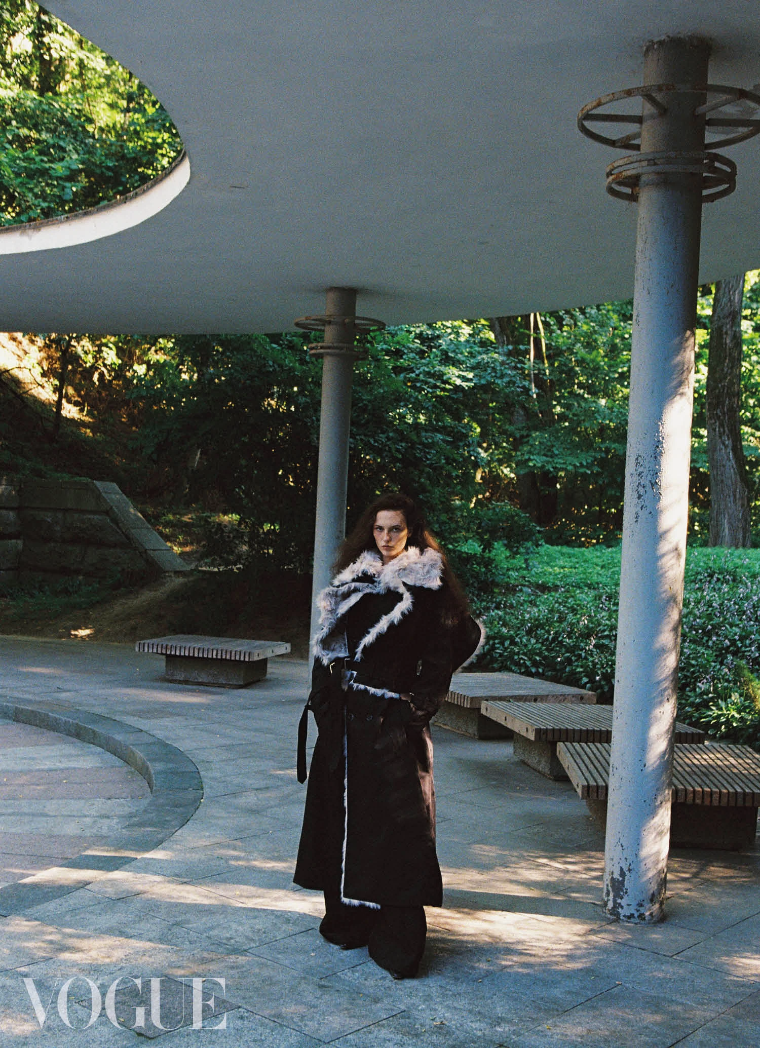 Плащ і штани з бавовни та штучного хутра, усе – Nansen Capici. Шкіряні туфлі, Kachorovska