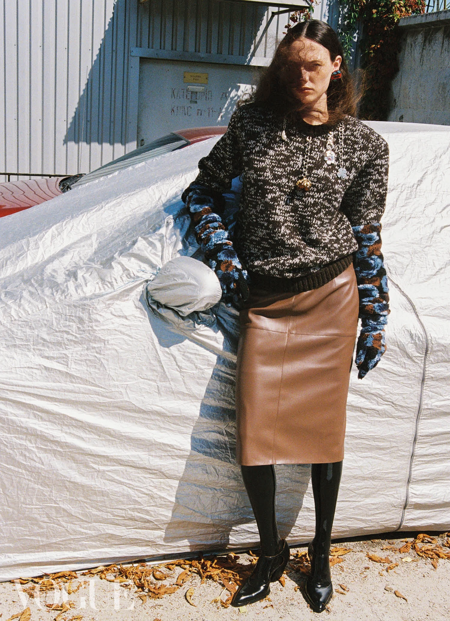 Вовняний светр Prada, спідниця зі штучної шкіри Elenareva, латексні панчохи Anoeses, рукавички з поліестеру Ruslan Baginskiy, шкіряні туфлі Kachorovska