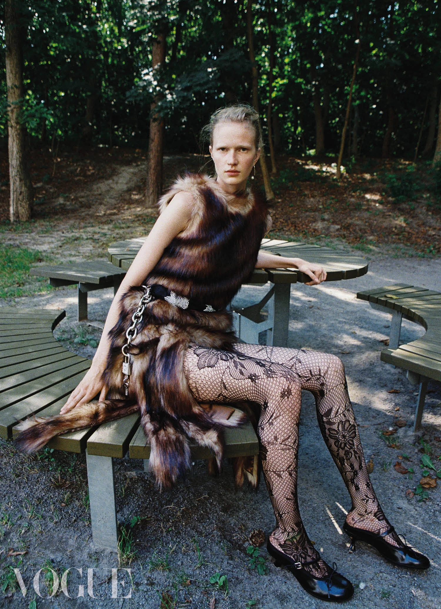 Сукня зі штучного хутра, шкіряні ремінь і туфлі, усе – Simone Rocha. Колготки, власність стилістки
