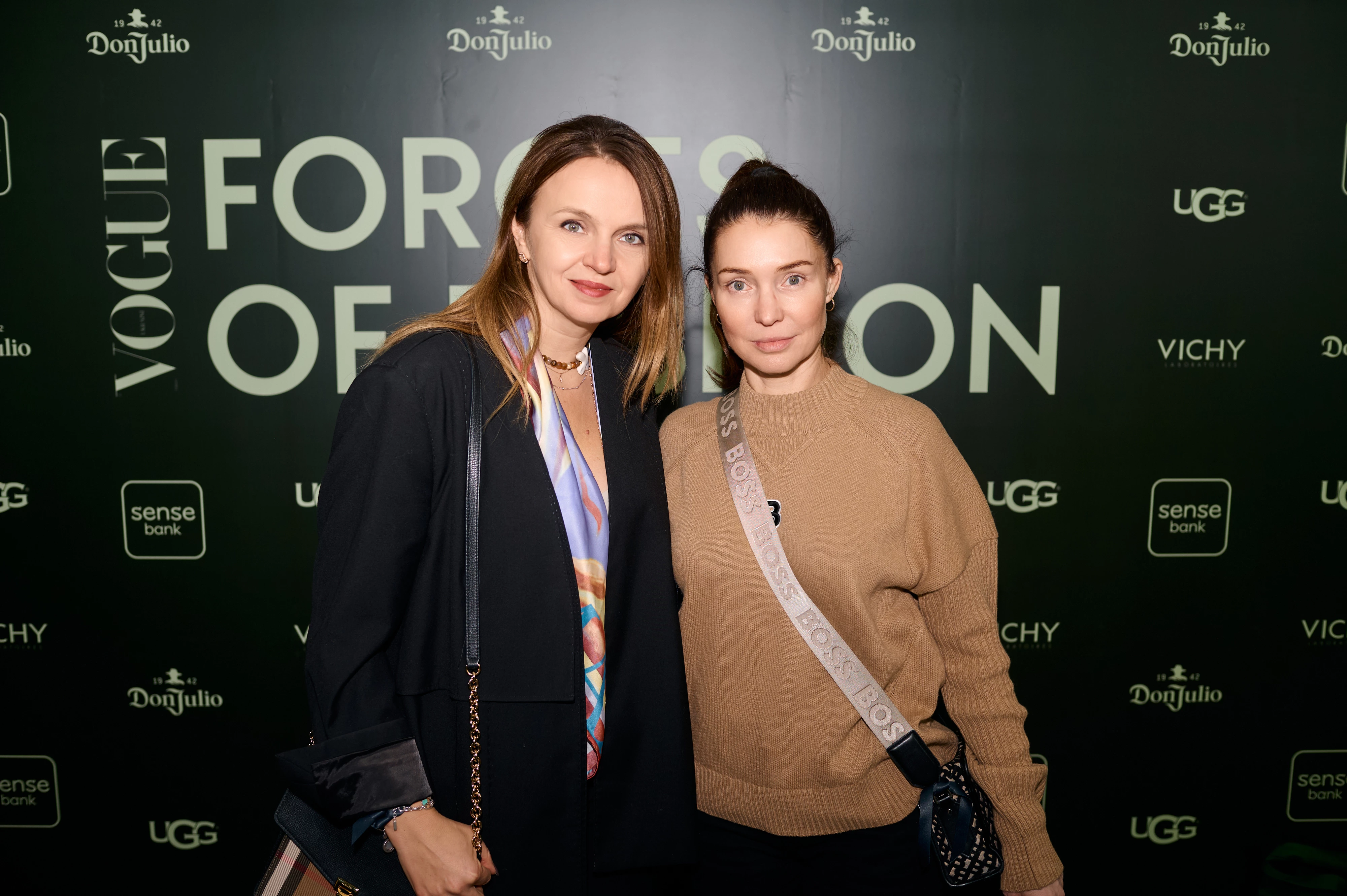 Олена Комарова (ліворуч)