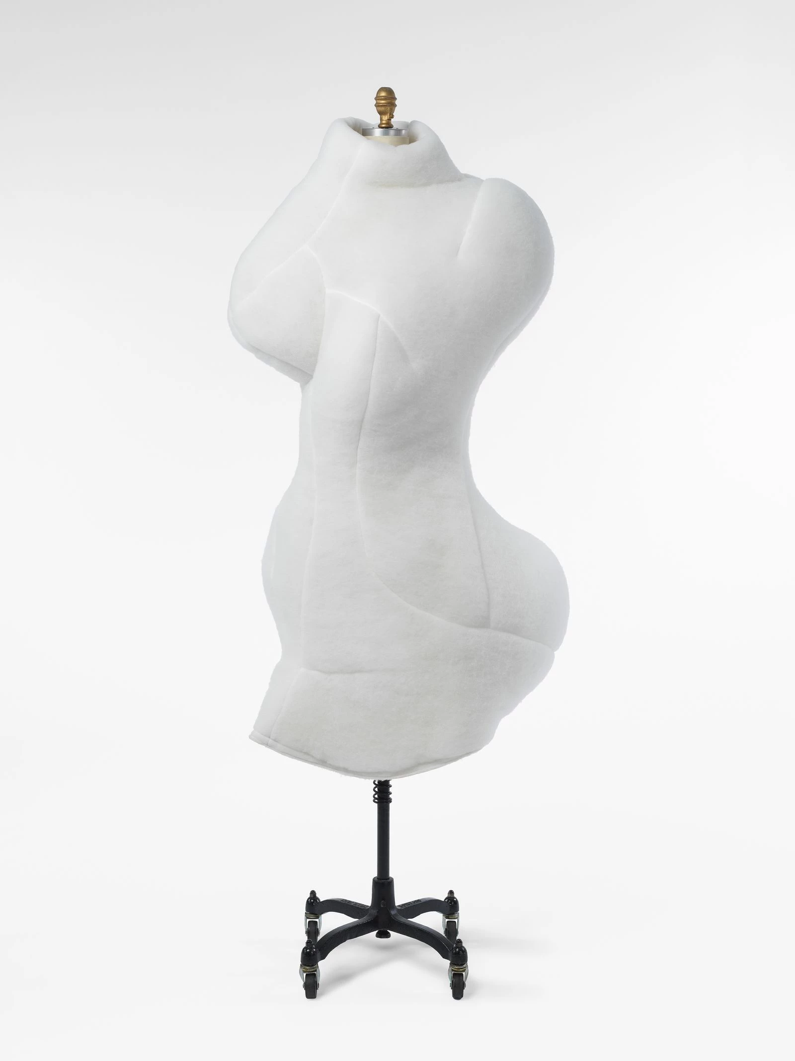 Комплект авторства Рей Кавакубо для колекції Comme des Garçons сезону осінь-зима 2017/2018. Придбано у 2018 році. Фото: Анна-Марі Келлен © The Metropolitan Museum of Art 