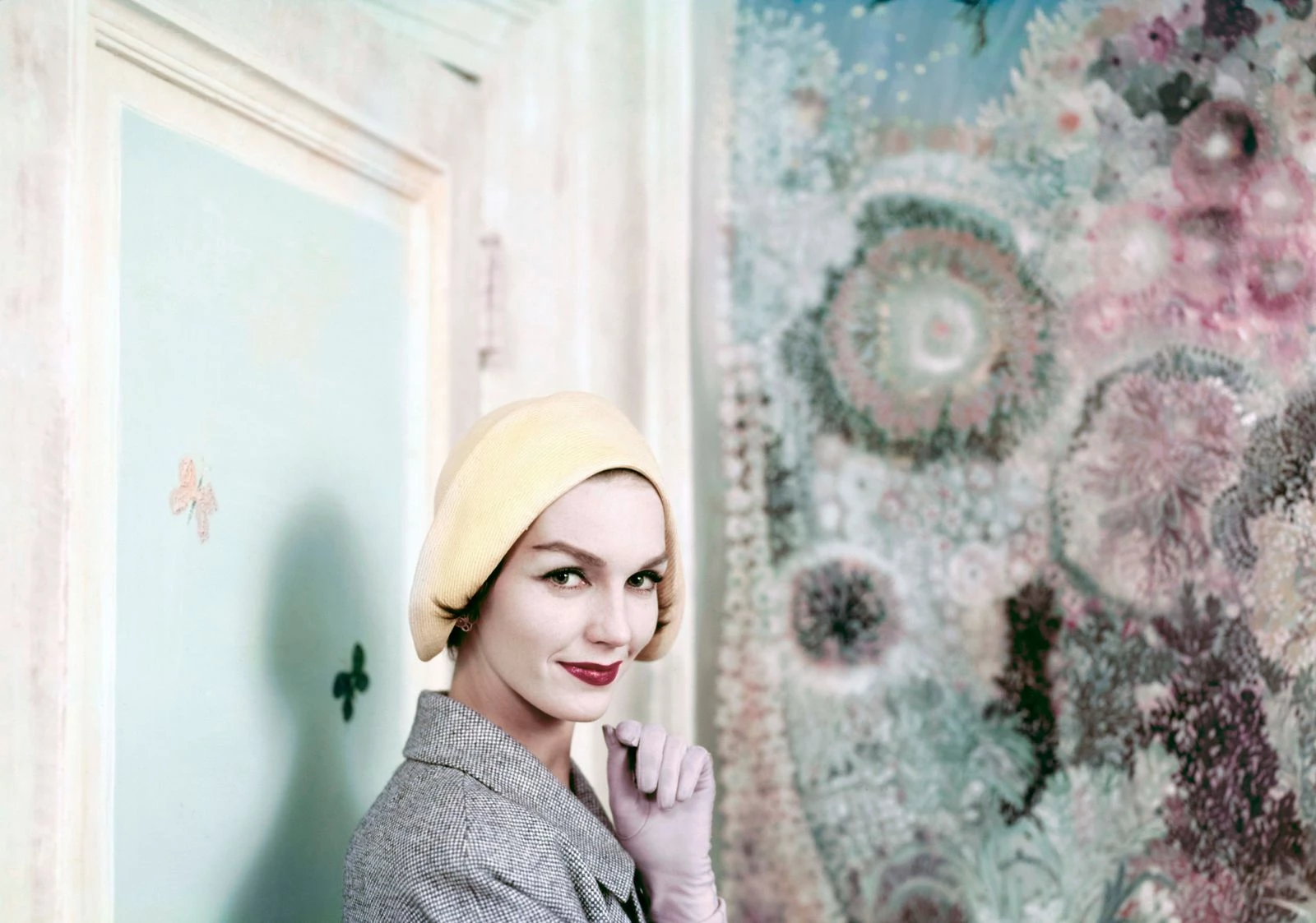 Модель Джоанна Маккормік у капелюсі-клош, розробленому Саллі Віктор, 1957 рік