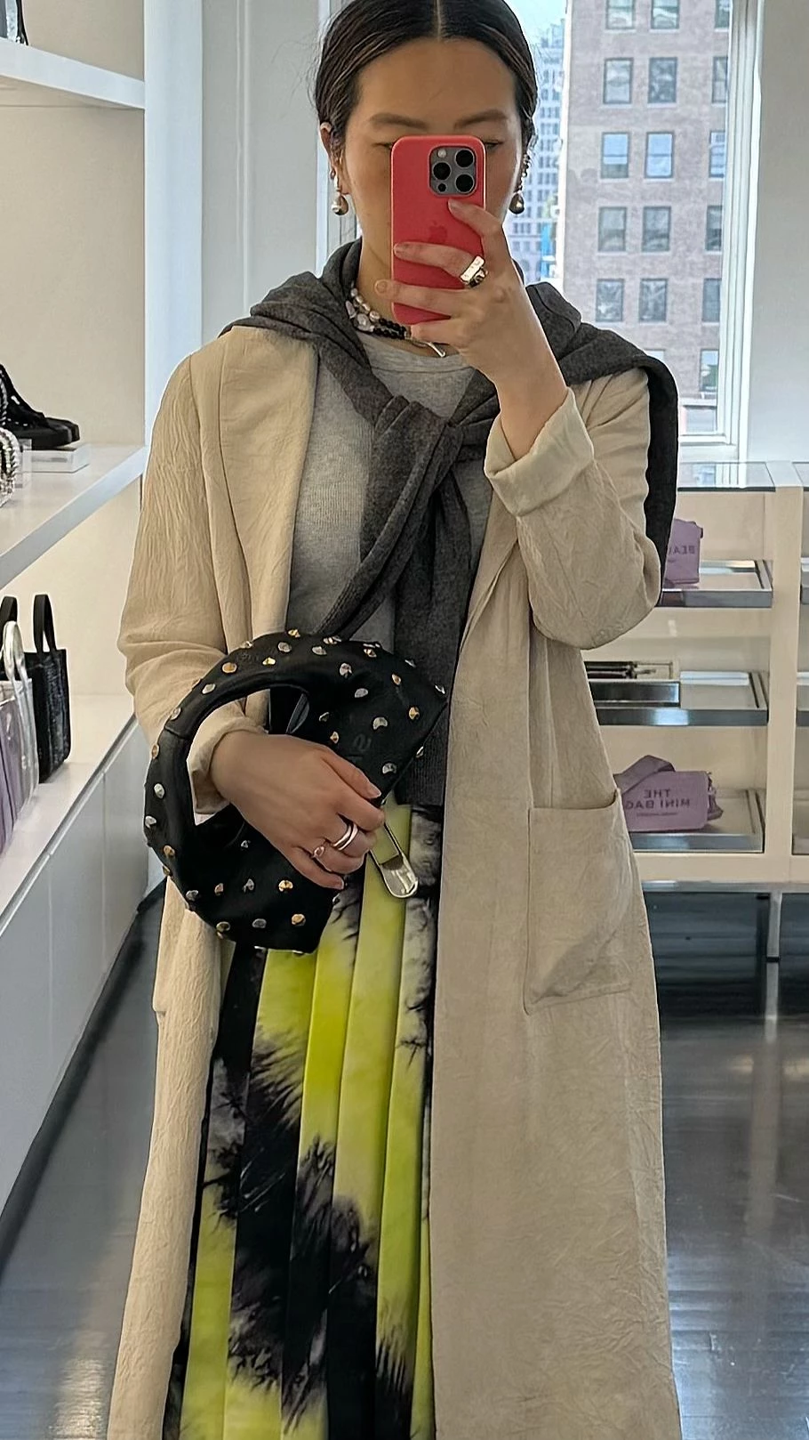 Лінда Цуй Чжан у своїй спідниці Prada з тай-дай принтом із колекції 2019 року. Photo: Linda Cui Zhang