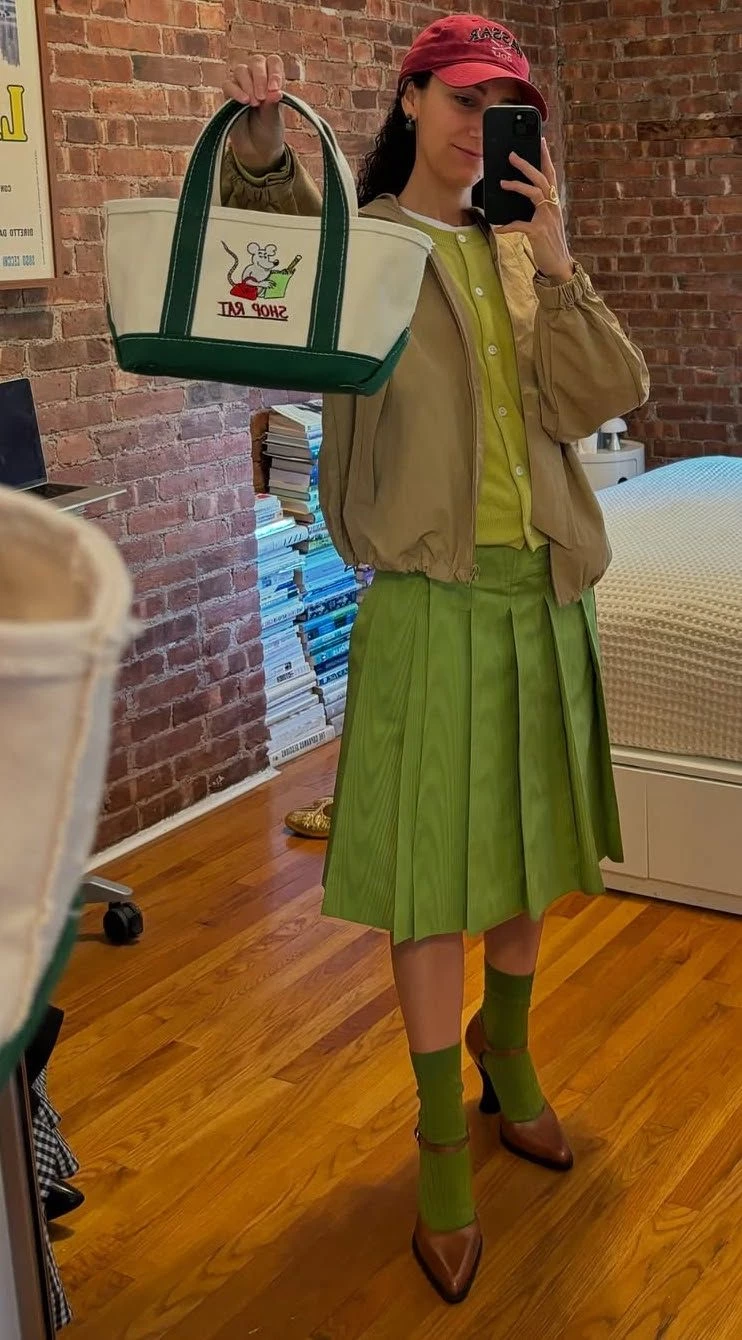 Емілія Петрарка у своїй вінтажній зеленій спідниці Prada. Photo: Emilia Petrarca