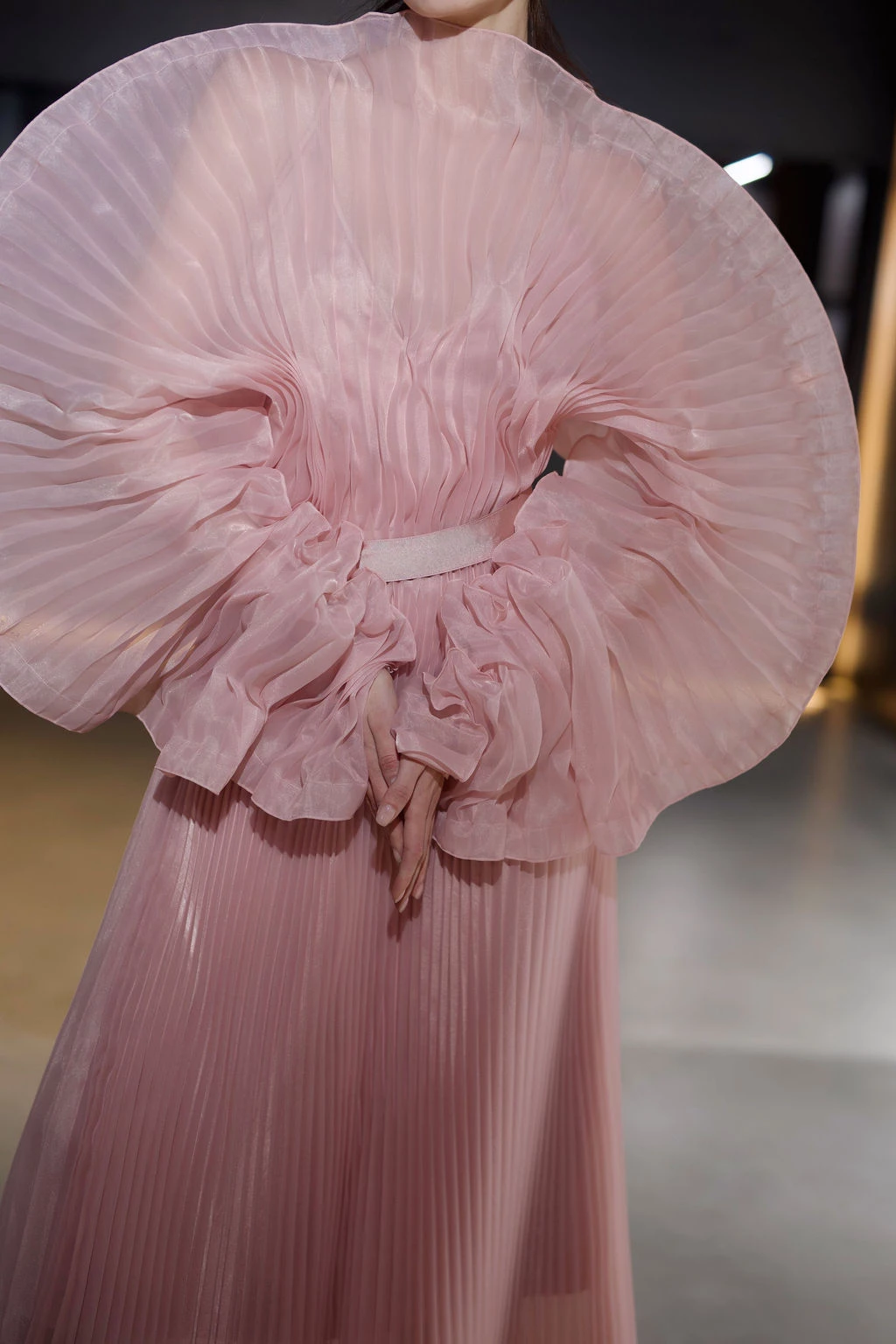 Модель у сукні J’AMEMME під час події в LuisaViaRoma New York