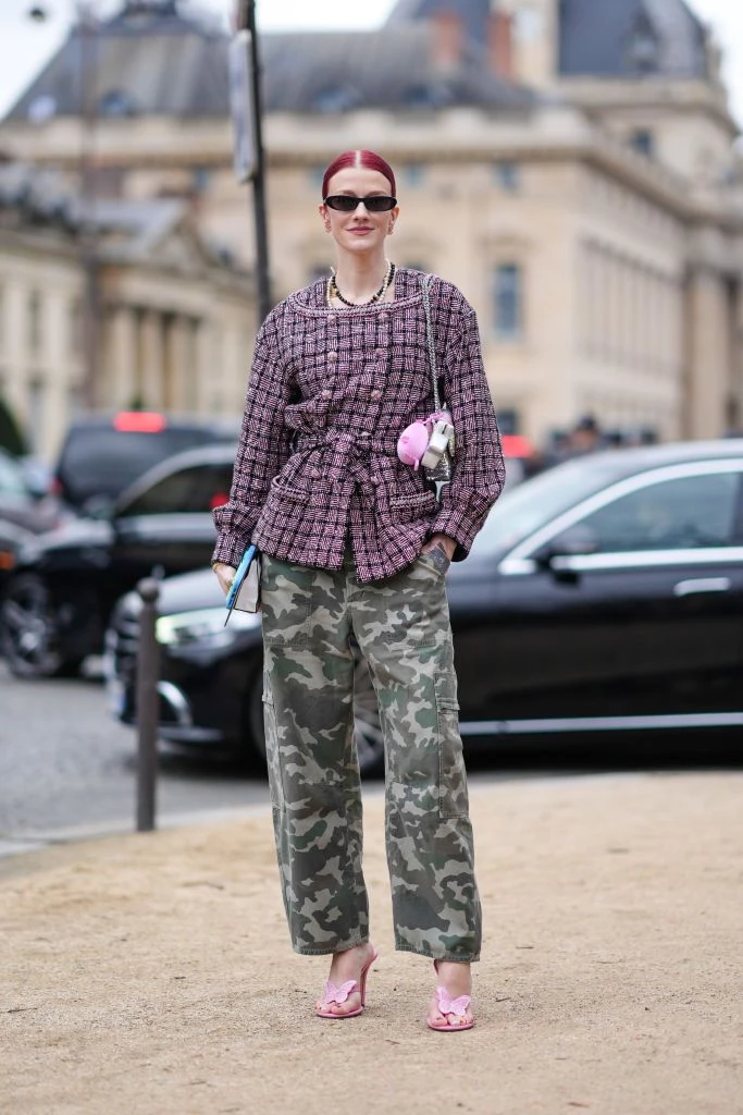 Стилізація карго штанів з камуфляжним принтом з елегантним твідовим жакетом у 2025 році 