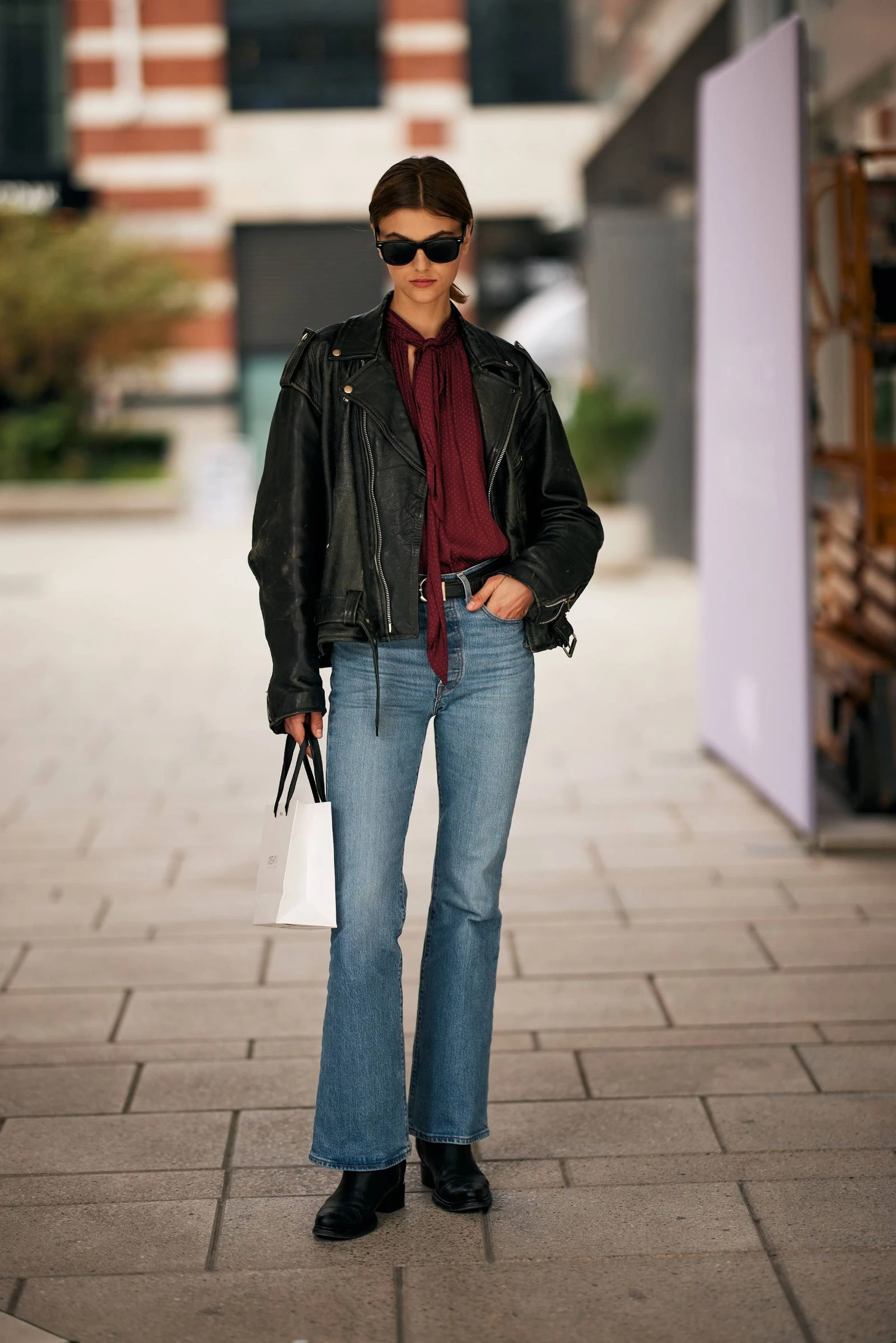 Розкльошені джинси зразка 2025 року