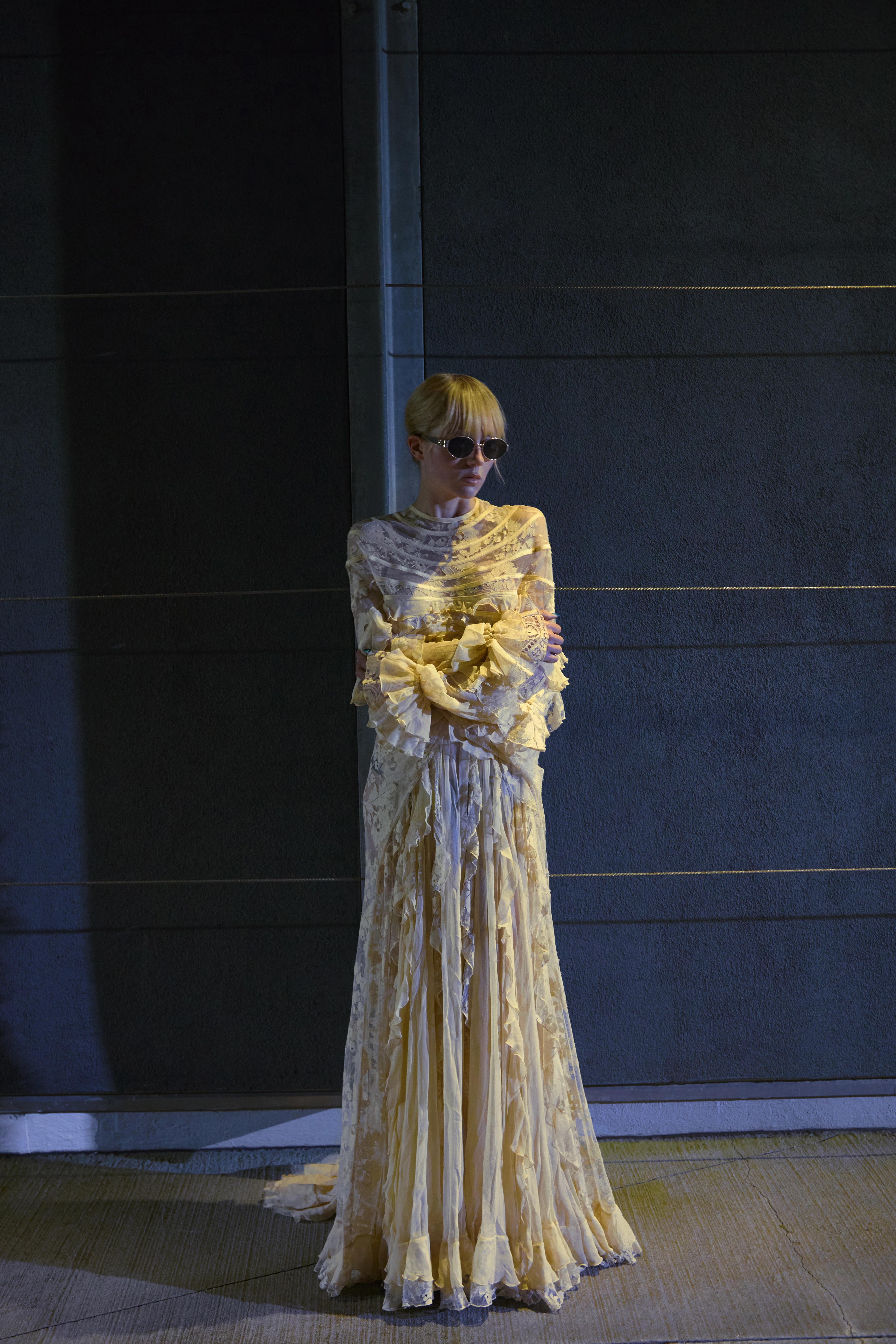 Сукня та окуляри, усе – Zimmermann Сукня та окуляри, усе – Zimmermann