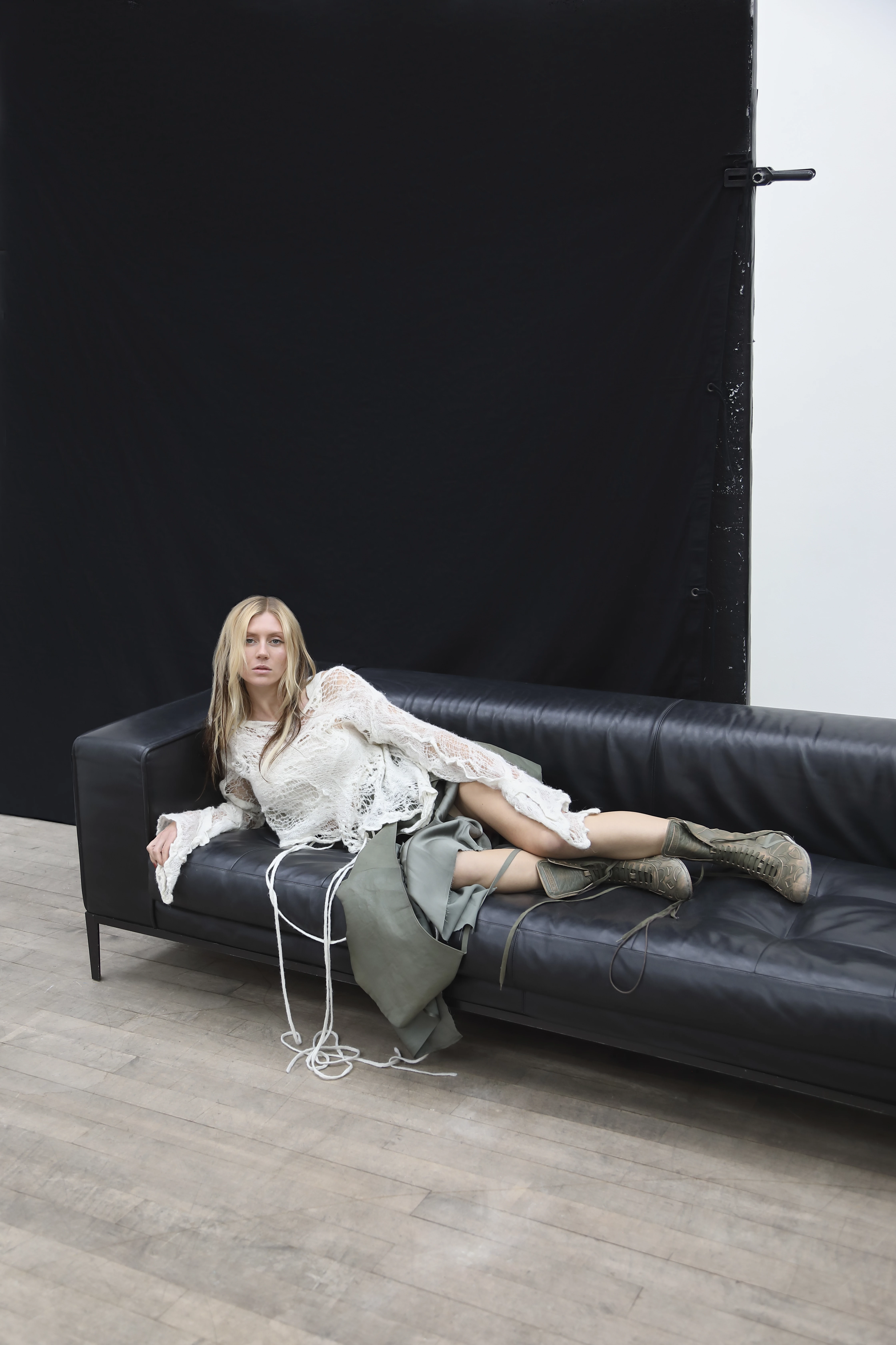 Лонгслів, майка, спідниця та черевики, усе – Ann Demeulemeester Лонгслів, майка, спідниця та черевики, усе – Ann Demeulemeester