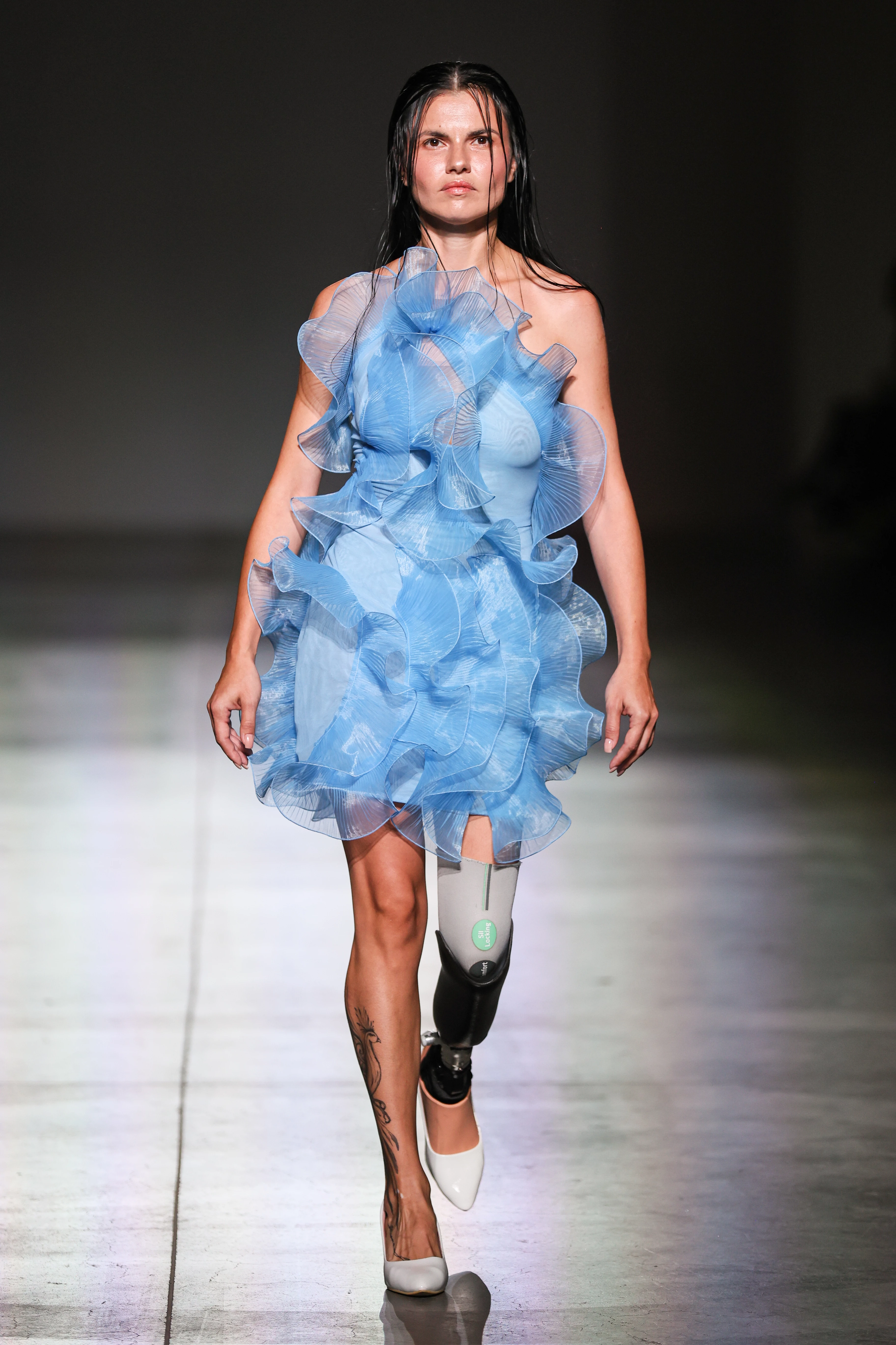 Модель з протезом на шоу українського бренду Nadya Dzyak весна-літо 2026 під час Ukrainian Fashion Week Модель з протезом на шоу українського бренду Nadya Dzyak весна-літо 2026 під час Ukrainian Fashion Week