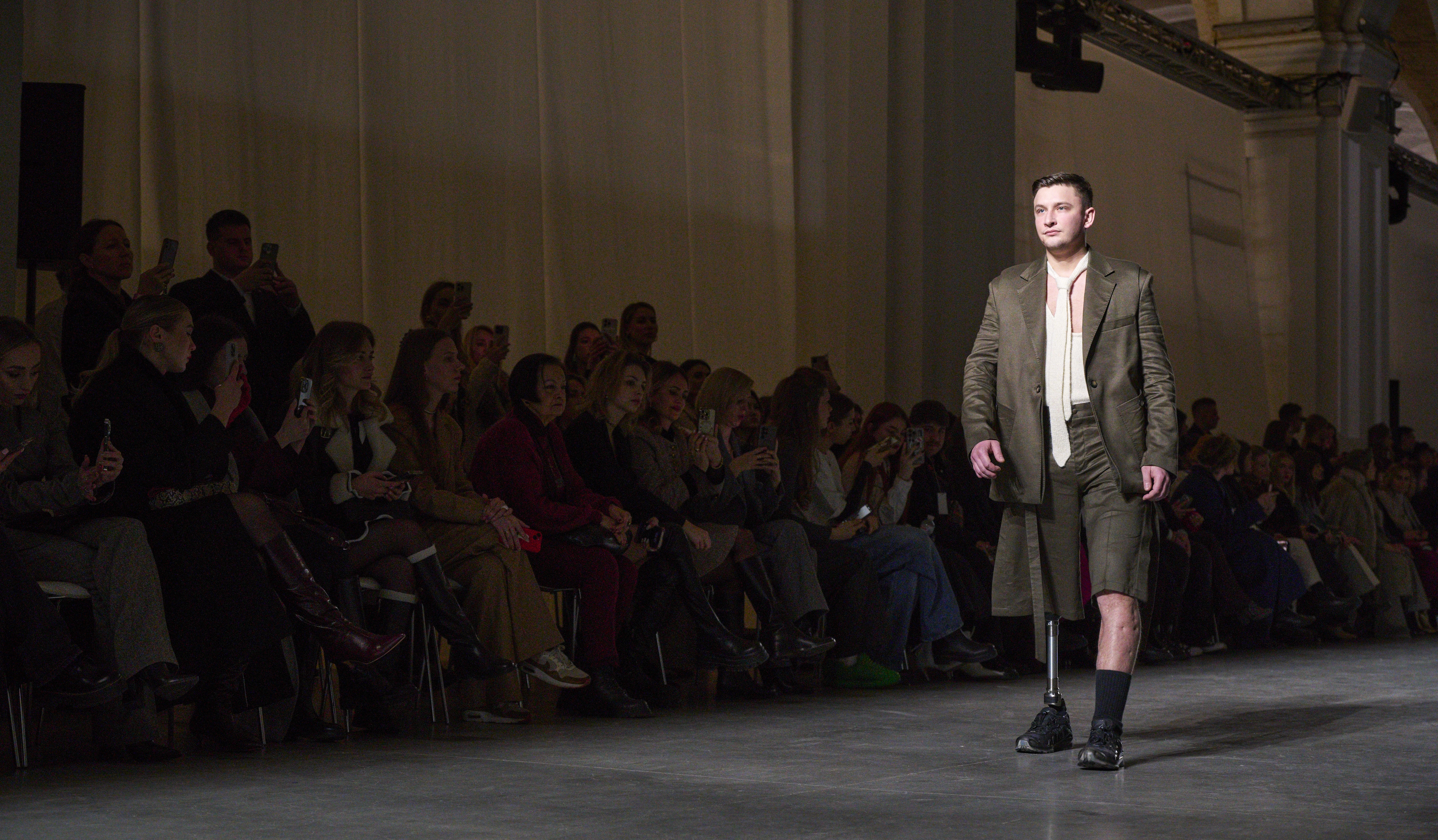 Модель з протезом на шоу українського бренду ANDREAS MOSKIN осінь-зима 2025/2026 під час Ukrainian Fashion Week Модель з протезом на шоу українського бренду ANDREAS MOSKIN осінь-зима 2025/2026 під час Ukrainian Fashion Week