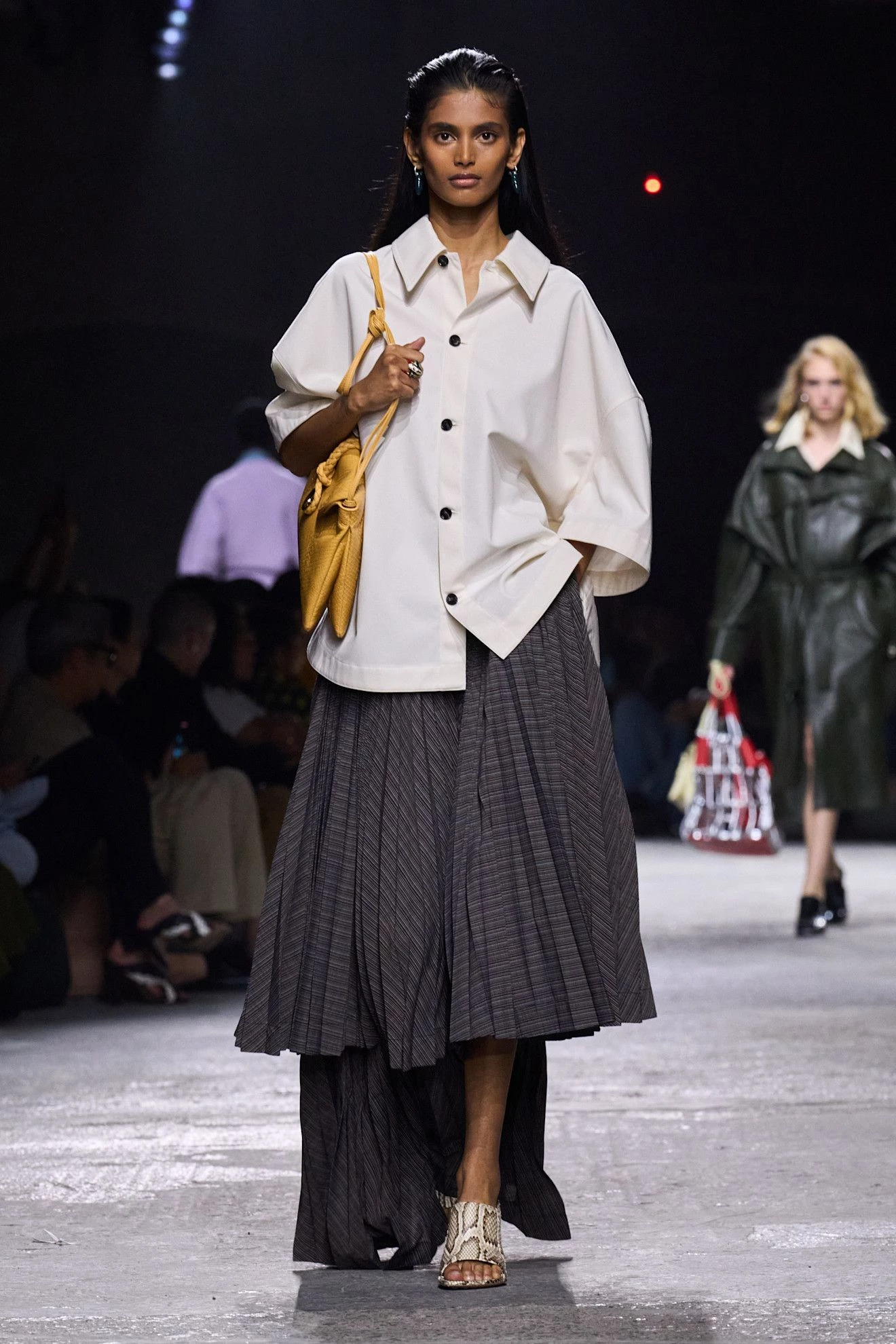 Бгавіта Мандава під час шоу Bottega Veneta весна-літо 2025 Бгавіта Мандава під час шоу Bottega Veneta весна-літо 2025