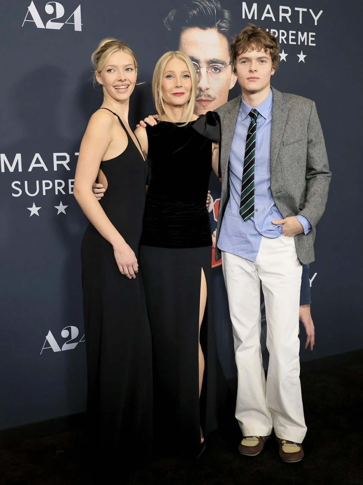 Еппл Мартін з мамою Гвінет Пелтроу та братом Мозесом Мартіном