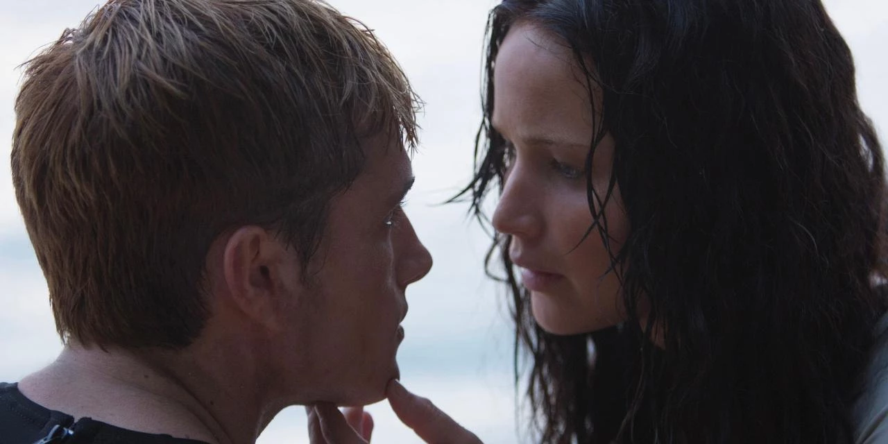 Дженніфер Лоуренс і Джош Гатчерсон у фільмі 