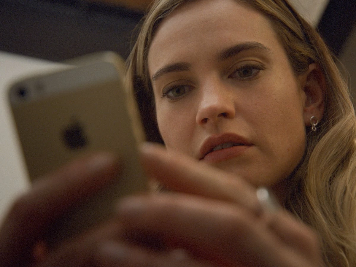 Лілі Джеймс у фільмі 