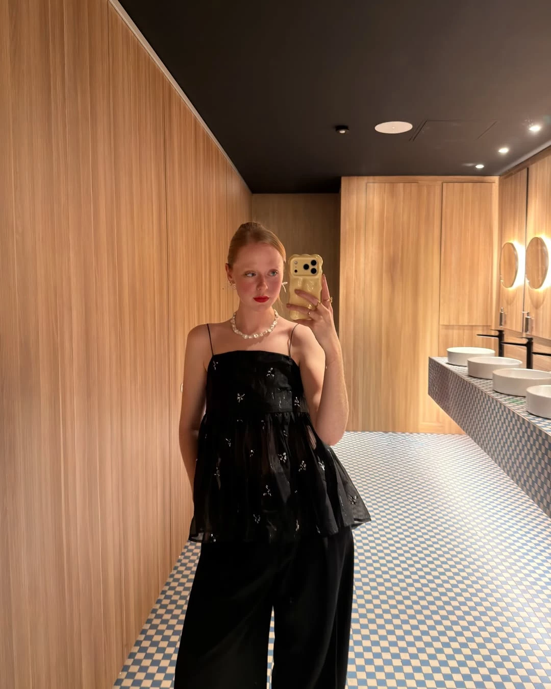 Instagram @hollyrebeccawhite