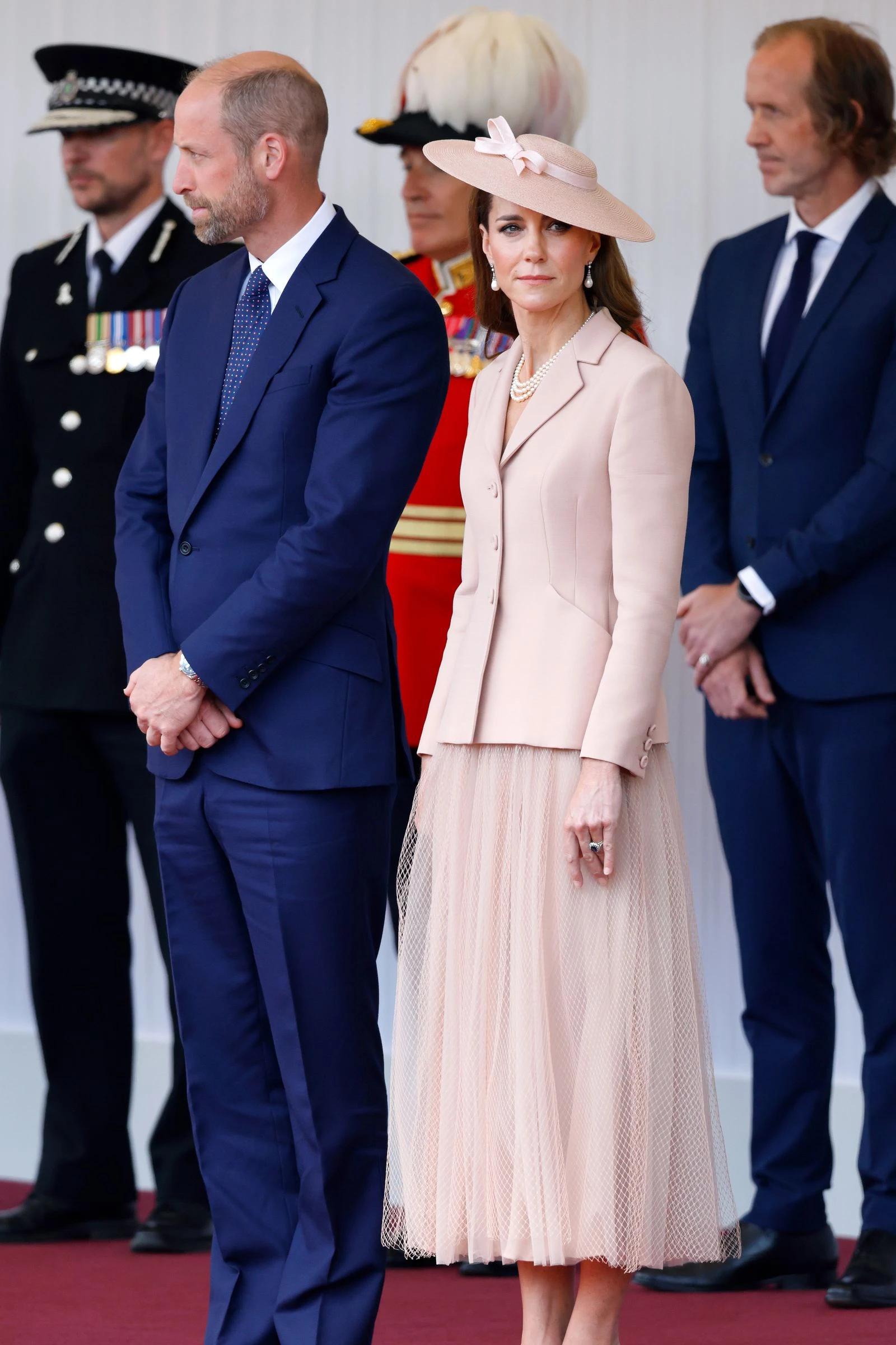 Принцеса Вельська у жакеті Dior Bar та тюлевій спідниці під час державного візиту президента Франції Емманюеля Макрона в липні 2025 року